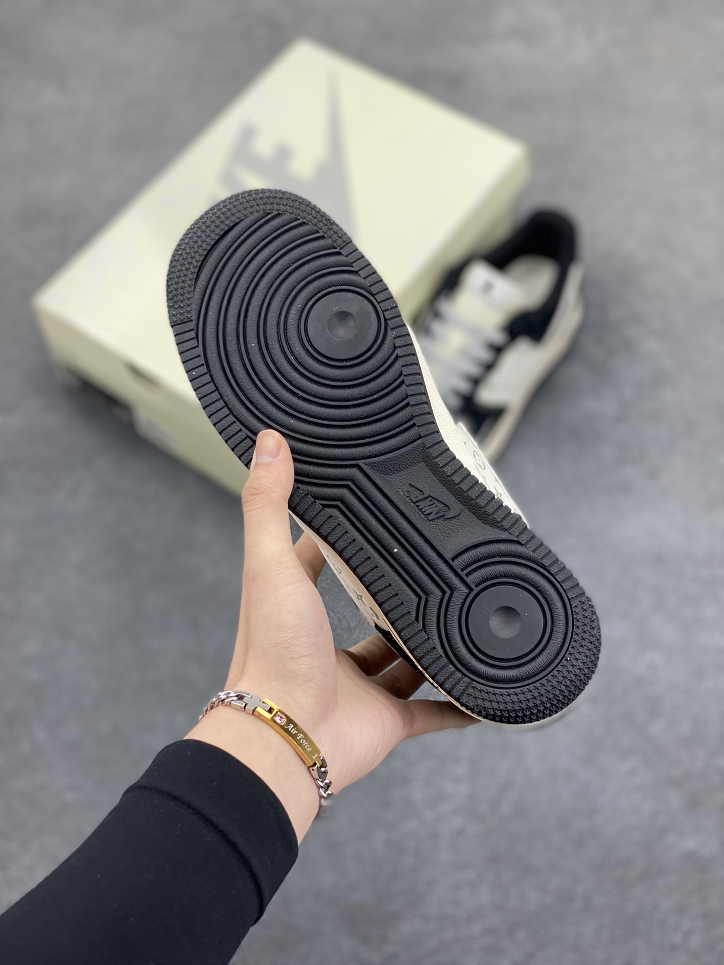 图片[5]-NIke Air Force 1 \’07 Low “暴力熊联名–白黑印花”空军一号 低帮 运动鞋 休闲鞋 折边针车 工艺难度大 原楦头原纸板 原装鞋盒 定制五金配件 内置全掌气垫 原厂鞋底 货号：SJ9188-003 尺码：36 36.5 37.5 38 38.5 39 40 40.5 41 42 42.5 43 44 44.5 45-选品中心