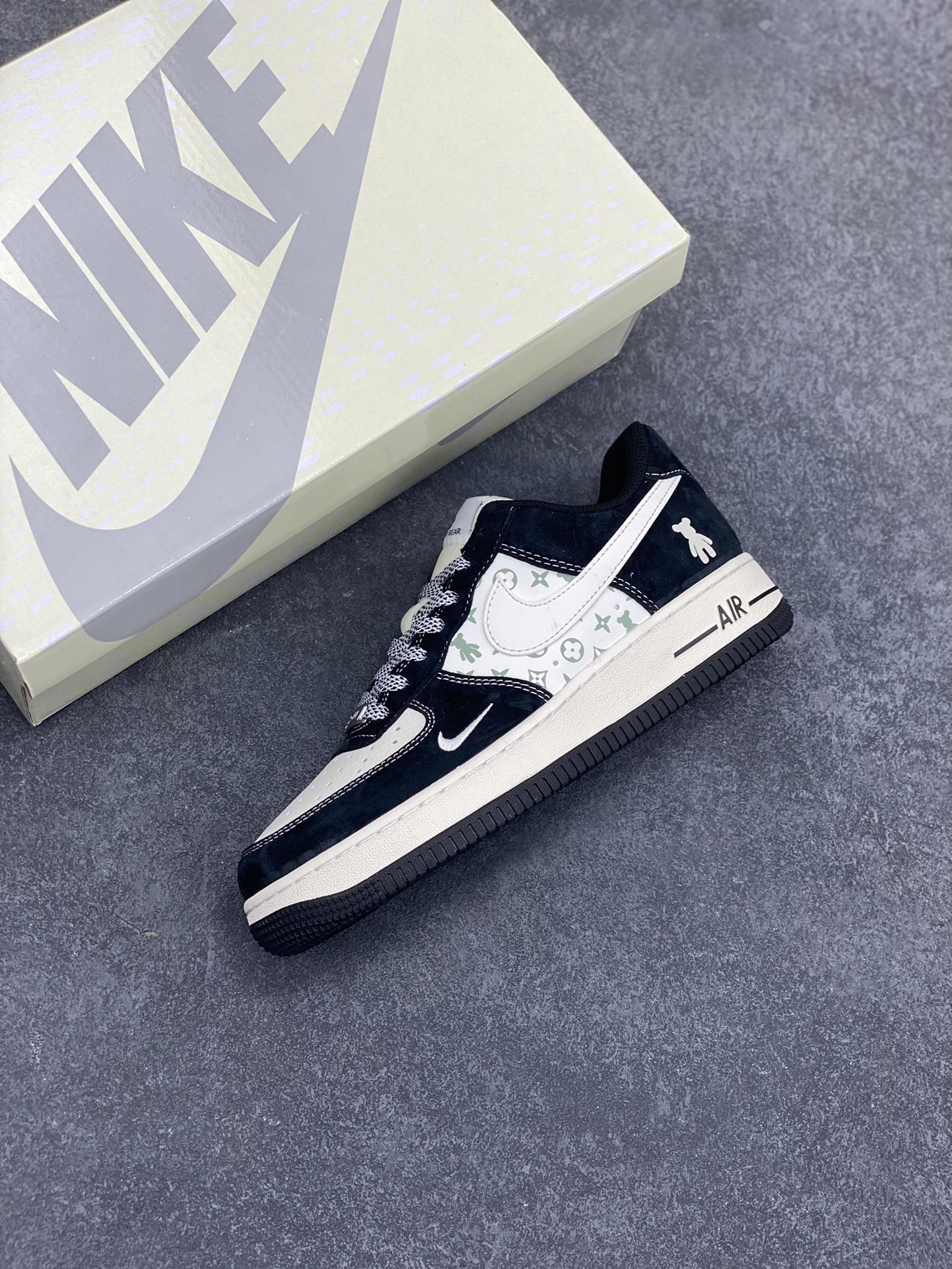 图片[7]-NIke Air Force 1 \’07 Low “暴力熊联名–白黑印花”空军一号 低帮 运动鞋 休闲鞋 折边针车 工艺难度大 原楦头原纸板 原装鞋盒 定制五金配件 内置全掌气垫 原厂鞋底 货号：SJ9188-003 尺码：36 36.5 37.5 38 38.5 39 40 40.5 41 42 42.5 43 44 44.5 45-选品中心