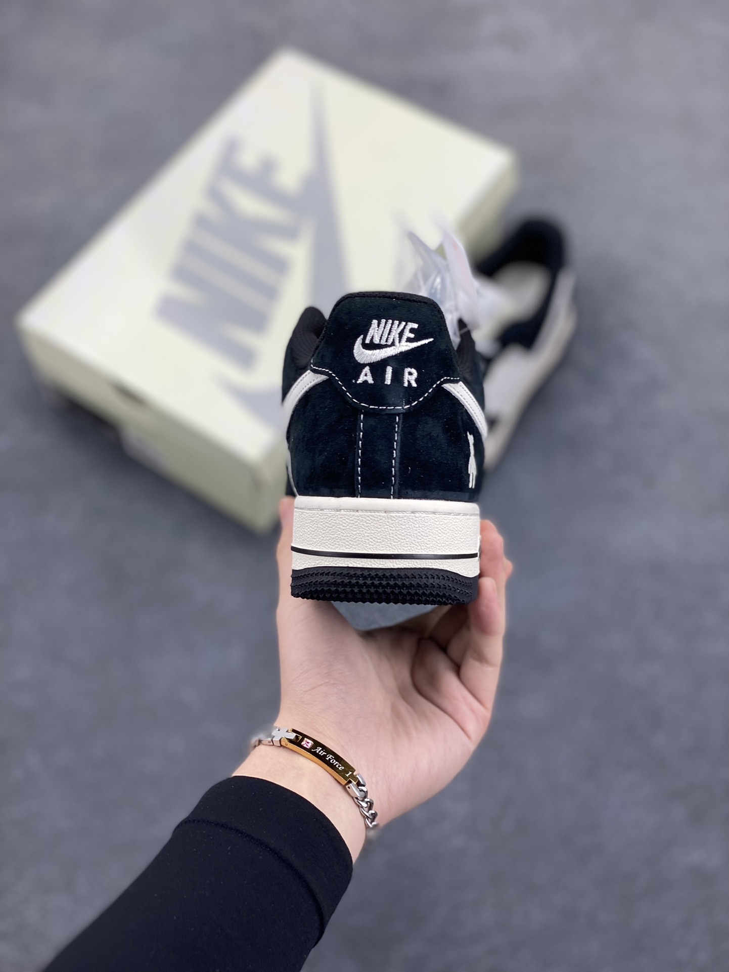 图片[4]-NIke Air Force 1 \’07 Low “暴力熊联名–白黑印花”空军一号 低帮 运动鞋 休闲鞋 折边针车 工艺难度大 原楦头原纸板 原装鞋盒 定制五金配件 内置全掌气垫 原厂鞋底 货号：SJ9188-003 尺码：36 36.5 37.5 38 38.5 39 40 40.5 41 42 42.5 43 44 44.5 45-选品中心