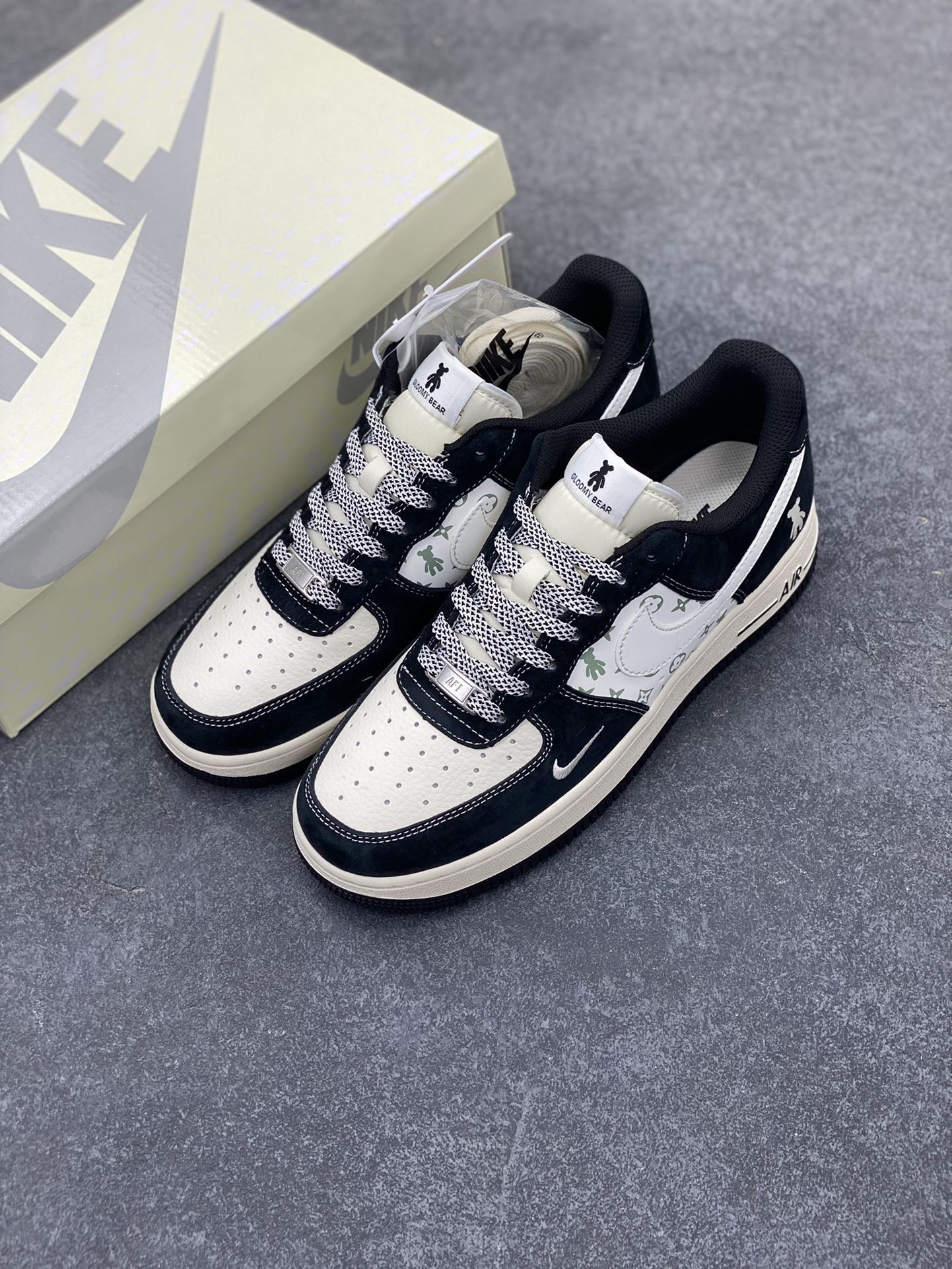图片[8]-NIke Air Force 1 \’07 Low “暴力熊联名–白黑印花”空军一号 低帮 运动鞋 休闲鞋 折边针车 工艺难度大 原楦头原纸板 原装鞋盒 定制五金配件 内置全掌气垫 原厂鞋底 货号：SJ9188-003 尺码：36 36.5 37.5 38 38.5 39 40 40.5 41 42 42.5 43 44 44.5 45-选品中心