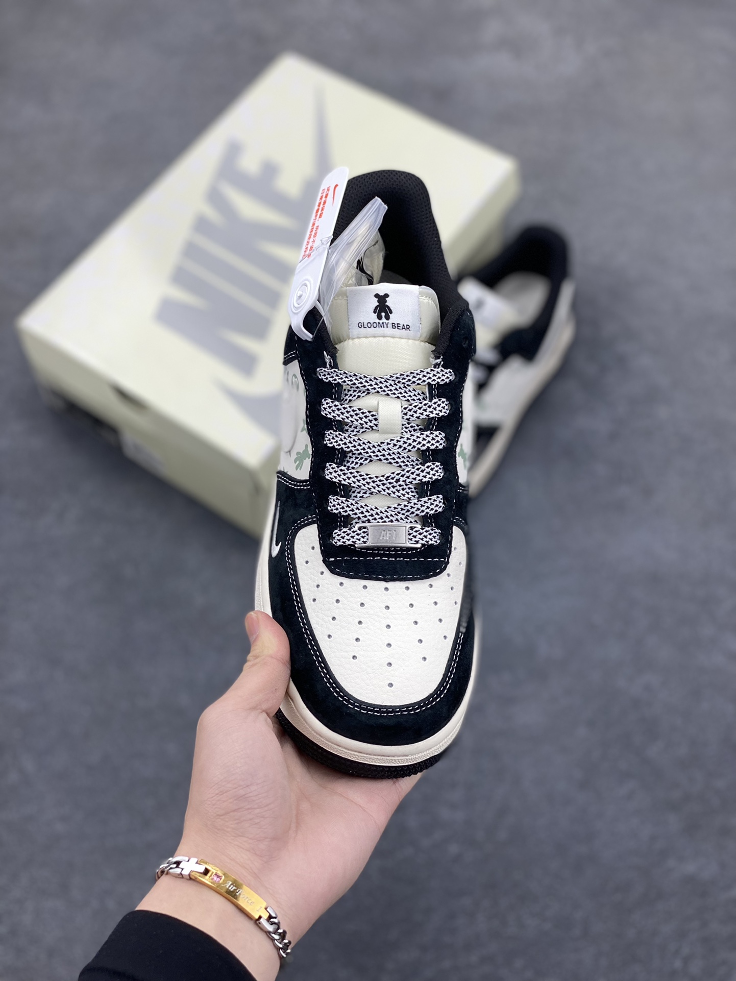 图片[2]-NIke Air Force 1 \’07 Low “暴力熊联名–白黑印花”空军一号 低帮 运动鞋 休闲鞋 折边针车 工艺难度大 原楦头原纸板 原装鞋盒 定制五金配件 内置全掌气垫 原厂鞋底 货号：SJ9188-003 尺码：36 36.5 37.5 38 38.5 39 40 40.5 41 42 42.5 43 44 44.5 45-选品中心