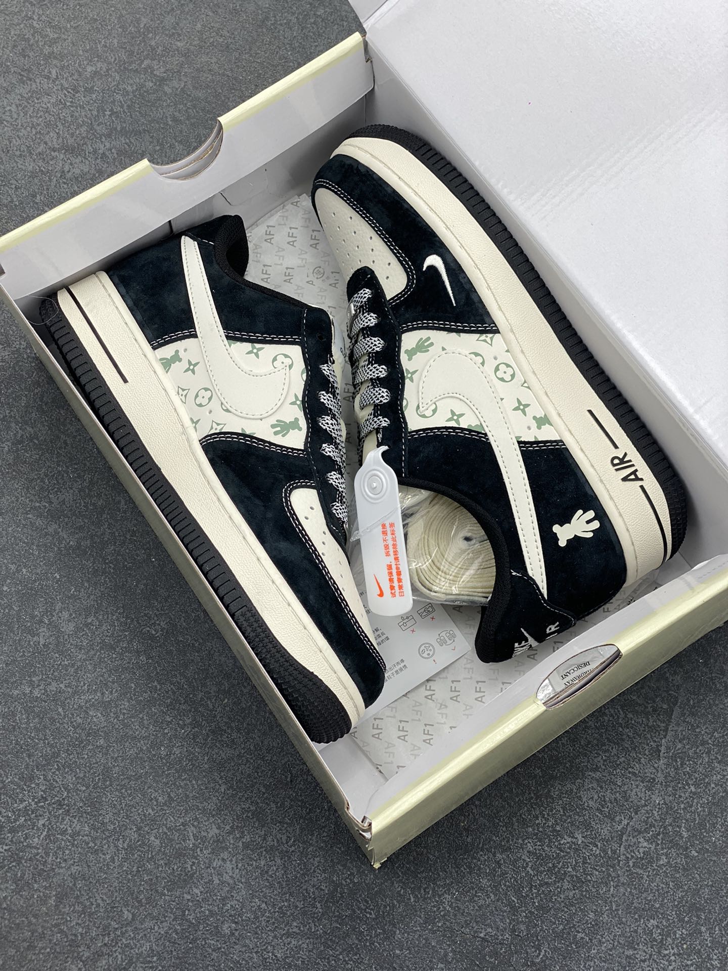 图片[9]-NIke Air Force 1 \’07 Low “暴力熊联名–白黑印花”空军一号 低帮 运动鞋 休闲鞋 折边针车 工艺难度大 原楦头原纸板 原装鞋盒 定制五金配件 内置全掌气垫 原厂鞋底 货号：SJ9188-003 尺码：36 36.5 37.5 38 38.5 39 40 40.5 41 42 42.5 43 44 44.5 45-选品中心