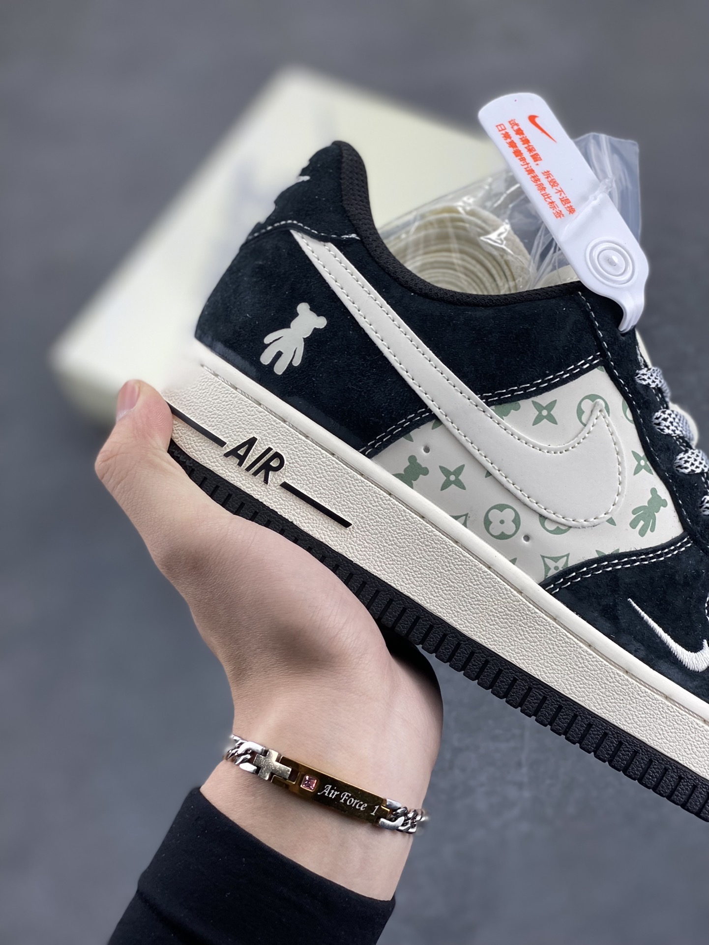 图片[6]-NIke Air Force 1 \’07 Low “暴力熊联名–白黑印花”空军一号 低帮 运动鞋 休闲鞋 折边针车 工艺难度大 原楦头原纸板 原装鞋盒 定制五金配件 内置全掌气垫 原厂鞋底 货号：SJ9188-003 尺码：36 36.5 37.5 38 38.5 39 40 40.5 41 42 42.5 43 44 44.5 45-选品中心
