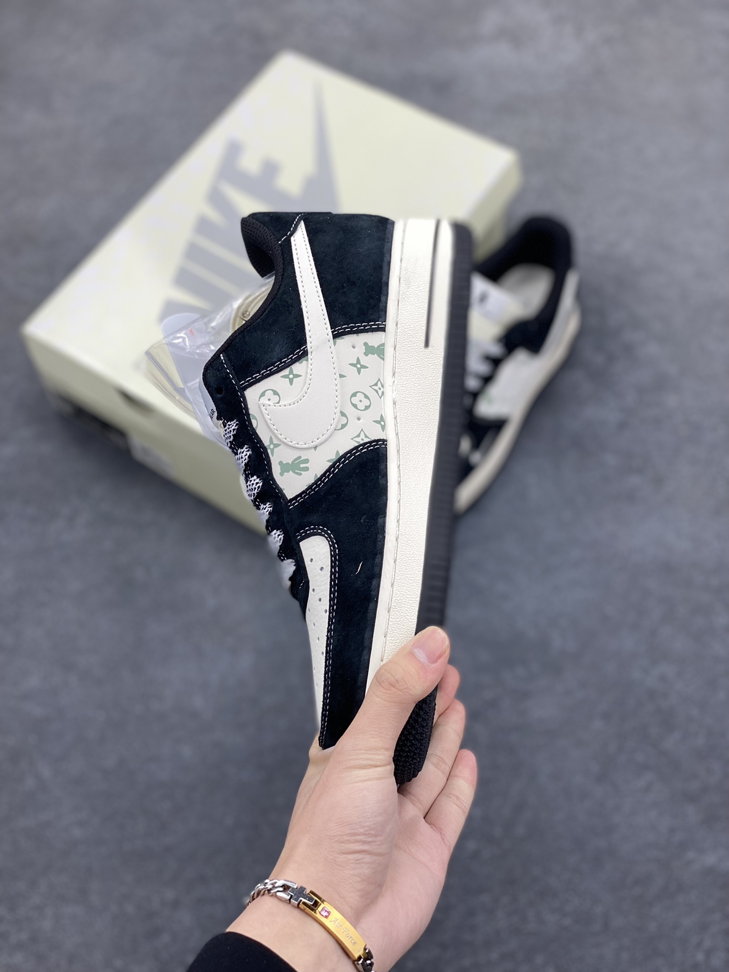 图片[3]-NIke Air Force 1 \’07 Low “暴力熊联名–白黑印花”空军一号 低帮 运动鞋 休闲鞋 折边针车 工艺难度大 原楦头原纸板 原装鞋盒 定制五金配件 内置全掌气垫 原厂鞋底 货号：SJ9188-003 尺码：36 36.5 37.5 38 38.5 39 40 40.5 41 42 42.5 43 44 44.5 45-选品中心