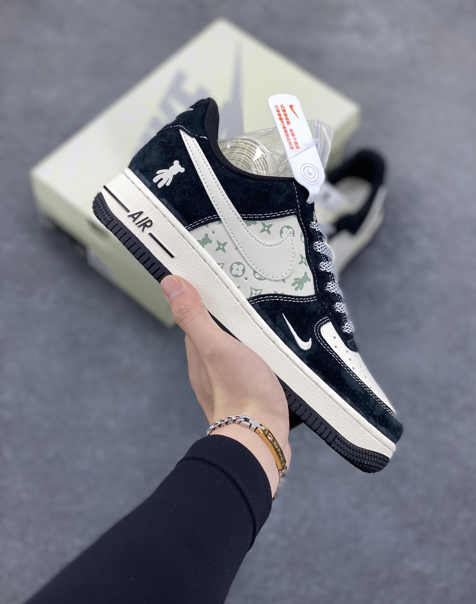 NIke Air Force 1 \'07 Low “暴力熊联名--白黑印花”空军一号 低帮 运动鞋 休闲鞋 折边针车 工艺难度大 原楦头原纸板 原装鞋盒 定制五金配件 内置全掌气垫 原厂鞋底 货号：SJ9188-003 尺码：36 36.5 37.5 38 38.5 39 40 40.5 41 42 42.5 43 44 44.5 45-选品中心