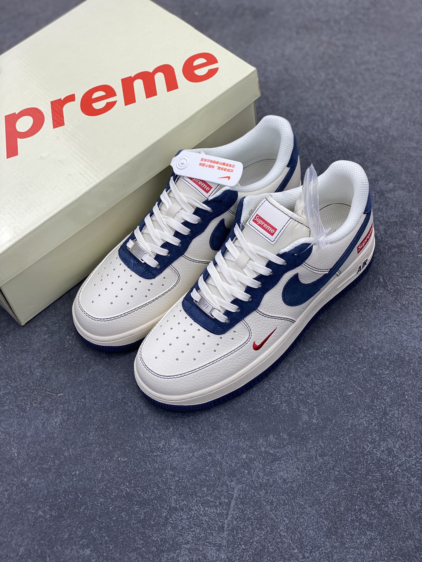 图片[8]-NIke Air Force 1 \’07 Low “Supreme联名–米蓝翻毛勾”空军一号 低帮 运动鞋 休闲鞋 折边针车 工艺难度大 原楦头原纸板 原装鞋盒 定制五金配件 内置全掌气垫 原厂鞋底 货号：XZ3328-669 尺码：36 36.5 37.5 38 38.5 39 40 40.5 41 42 42.5 43 44 44.5 45-选品中心