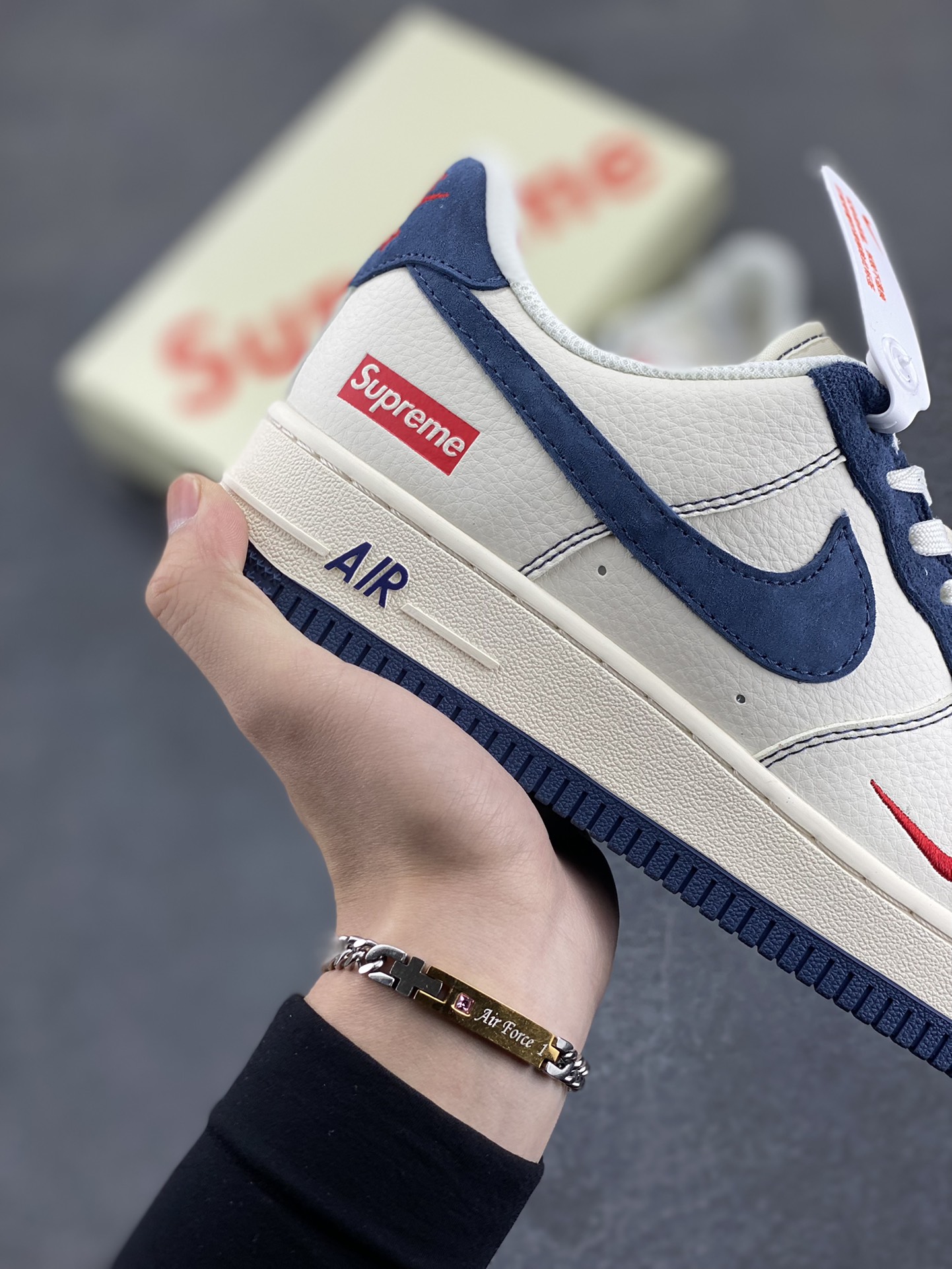 图片[6]-NIke Air Force 1 \’07 Low “Supreme联名–米蓝翻毛勾”空军一号 低帮 运动鞋 休闲鞋 折边针车 工艺难度大 原楦头原纸板 原装鞋盒 定制五金配件 内置全掌气垫 原厂鞋底 货号：XZ3328-669 尺码：36 36.5 37.5 38 38.5 39 40 40.5 41 42 42.5 43 44 44.5 45-选品中心