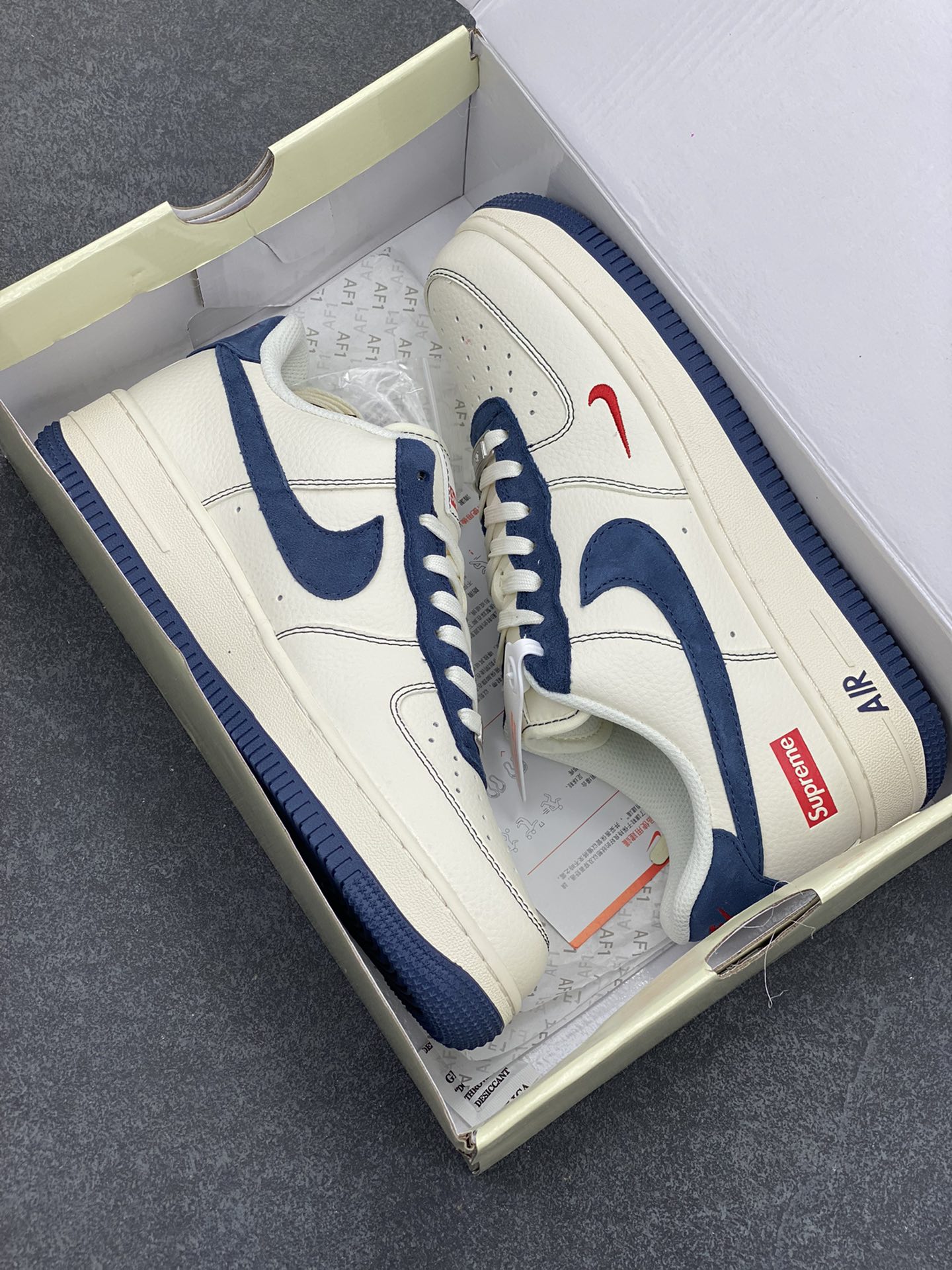 图片[9]-NIke Air Force 1 \’07 Low “Supreme联名–米蓝翻毛勾”空军一号 低帮 运动鞋 休闲鞋 折边针车 工艺难度大 原楦头原纸板 原装鞋盒 定制五金配件 内置全掌气垫 原厂鞋底 货号：XZ3328-669 尺码：36 36.5 37.5 38 38.5 39 40 40.5 41 42 42.5 43 44 44.5 45-选品中心