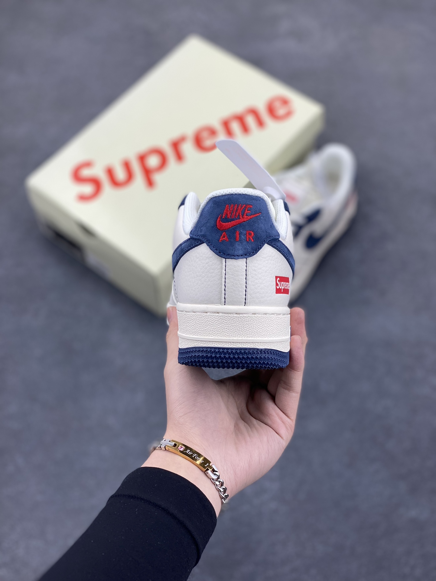 图片[4]-NIke Air Force 1 \’07 Low “Supreme联名–米蓝翻毛勾”空军一号 低帮 运动鞋 休闲鞋 折边针车 工艺难度大 原楦头原纸板 原装鞋盒 定制五金配件 内置全掌气垫 原厂鞋底 货号：XZ3328-669 尺码：36 36.5 37.5 38 38.5 39 40 40.5 41 42 42.5 43 44 44.5 45-选品中心