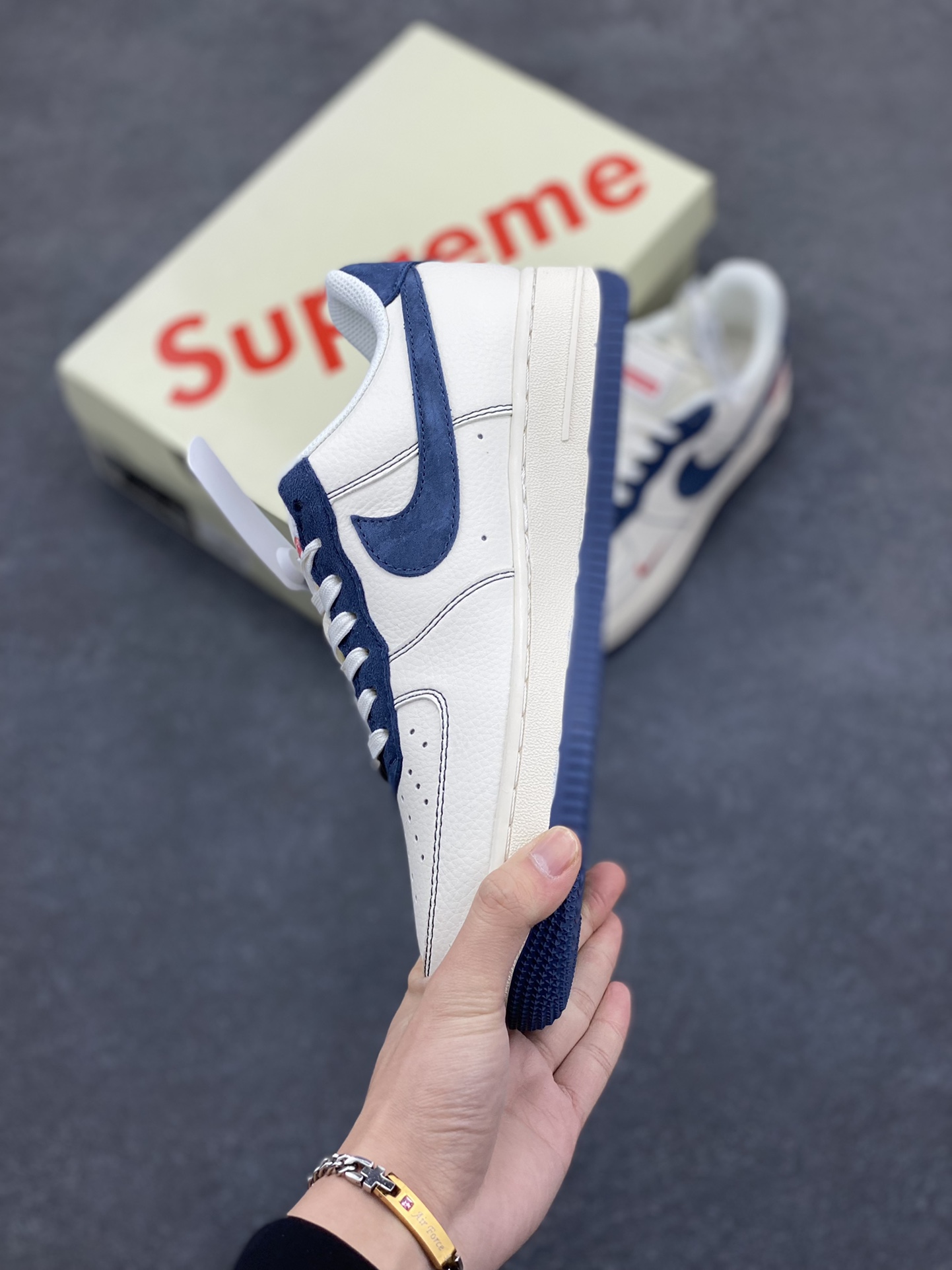 图片[3]-NIke Air Force 1 \’07 Low “Supreme联名–米蓝翻毛勾”空军一号 低帮 运动鞋 休闲鞋 折边针车 工艺难度大 原楦头原纸板 原装鞋盒 定制五金配件 内置全掌气垫 原厂鞋底 货号：XZ3328-669 尺码：36 36.5 37.5 38 38.5 39 40 40.5 41 42 42.5 43 44 44.5 45-选品中心