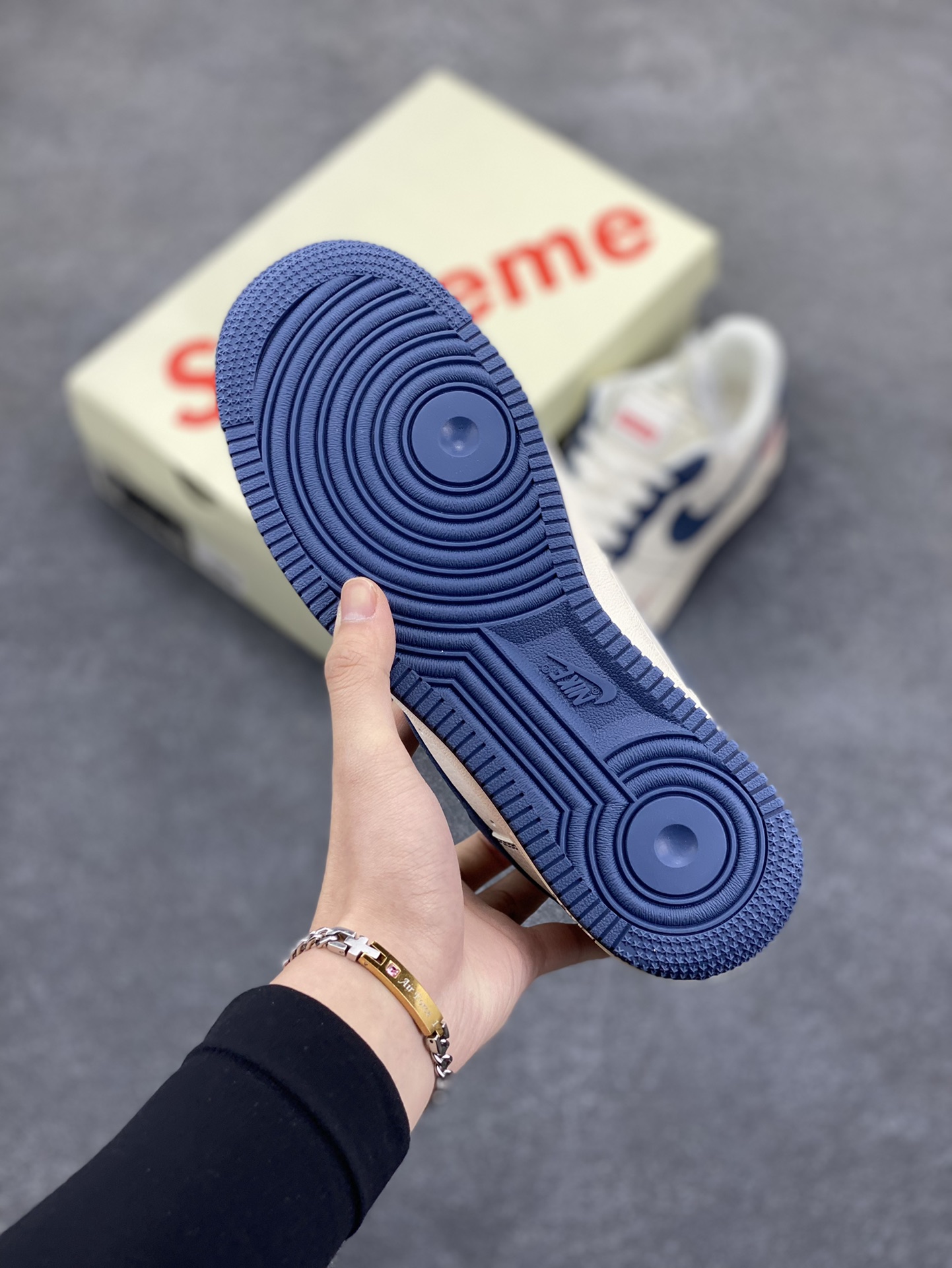 图片[5]-NIke Air Force 1 \’07 Low “Supreme联名–米蓝翻毛勾”空军一号 低帮 运动鞋 休闲鞋 折边针车 工艺难度大 原楦头原纸板 原装鞋盒 定制五金配件 内置全掌气垫 原厂鞋底 货号：XZ3328-669 尺码：36 36.5 37.5 38 38.5 39 40 40.5 41 42 42.5 43 44 44.5 45-选品中心