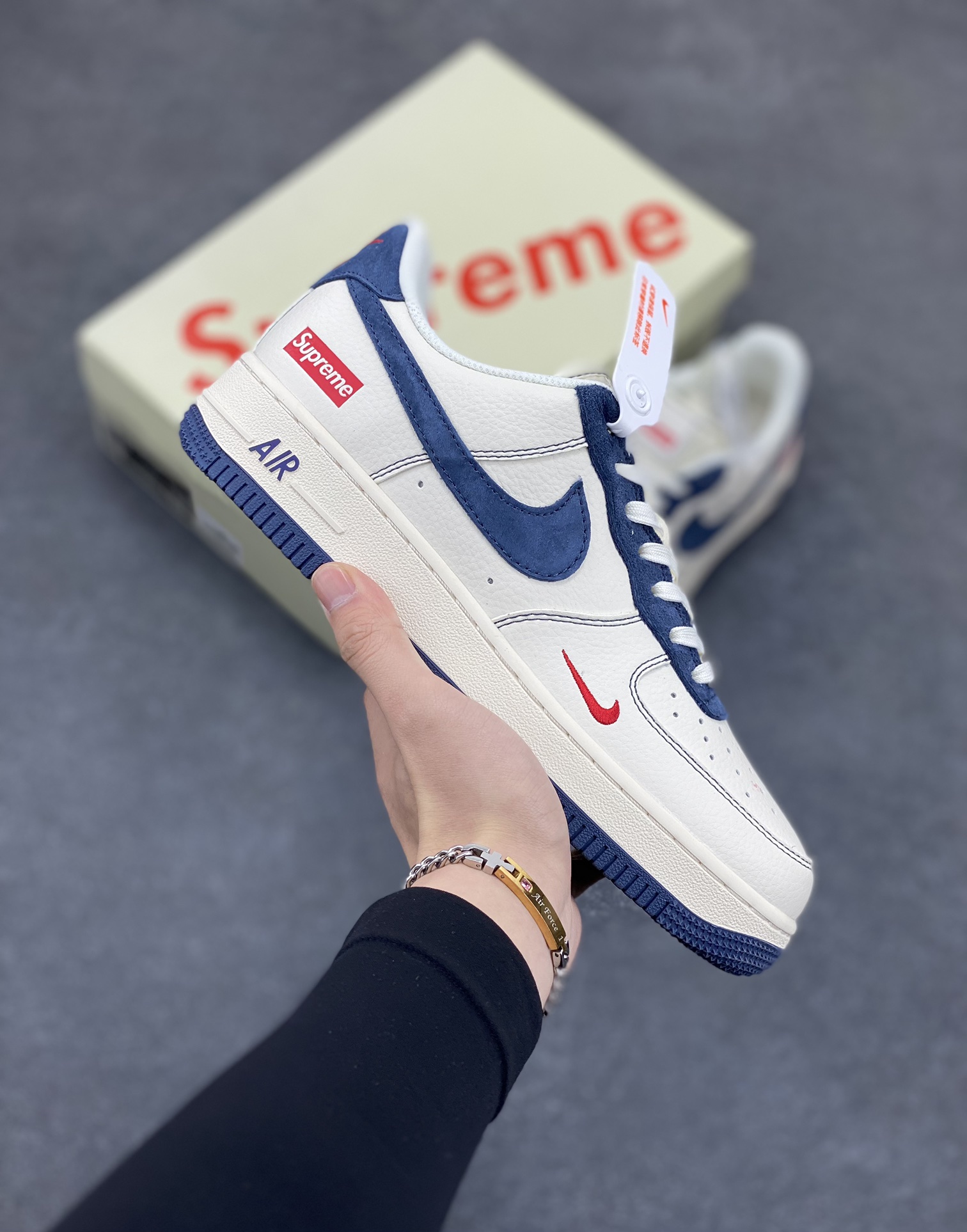 NIke Air Force 1 \’07 Low “Supreme联名–米蓝翻毛勾”空军一号 低帮 运动鞋 休闲鞋 折边针车 工艺难度大 原楦头原纸板 原装鞋盒 定制五金配件 内置全掌气垫 原厂鞋底 货号:XZ3328-669 尺码:36 36.5 37.5 38 38.5 39 40 40.5 41 42 42.5 43 44 44.5 45-选品中心