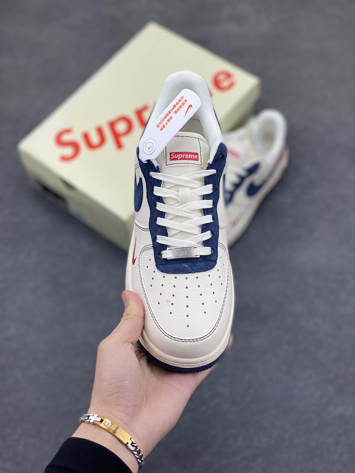 图片[2]-NIke Air Force 1 \’07 Low “Supreme联名–米蓝翻毛勾”空军一号 低帮 运动鞋 休闲鞋 折边针车 工艺难度大 原楦头原纸板 原装鞋盒 定制五金配件 内置全掌气垫 原厂鞋底 货号：XZ3328-669 尺码：36 36.5 37.5 38 38.5 39 40 40.5 41 42 42.5 43 44 44.5 45-选品中心