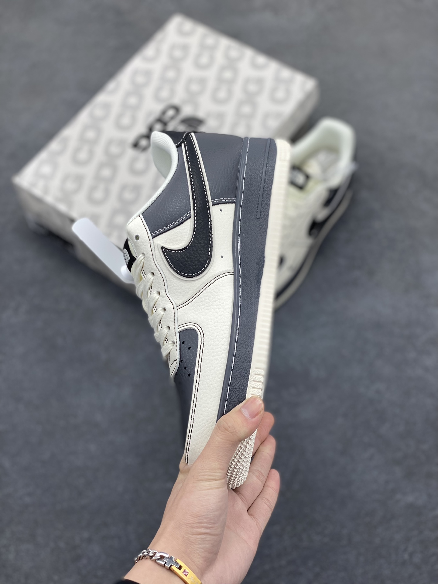 图片[3]-NIke Air Force 1 \’07 Low “北面联名–米黑中小勾”空军一号 低帮 运动鞋 休闲鞋 折边针车 工艺难度大 原楦头原纸板 原装鞋盒 定制五金配件 内置全掌气垫 原厂鞋底 货号：HD2258-003 尺码：36 36.5 37.5 38 38.5 39 40 40.5 41 42 42.5 43 44 44.5 45-选品中心