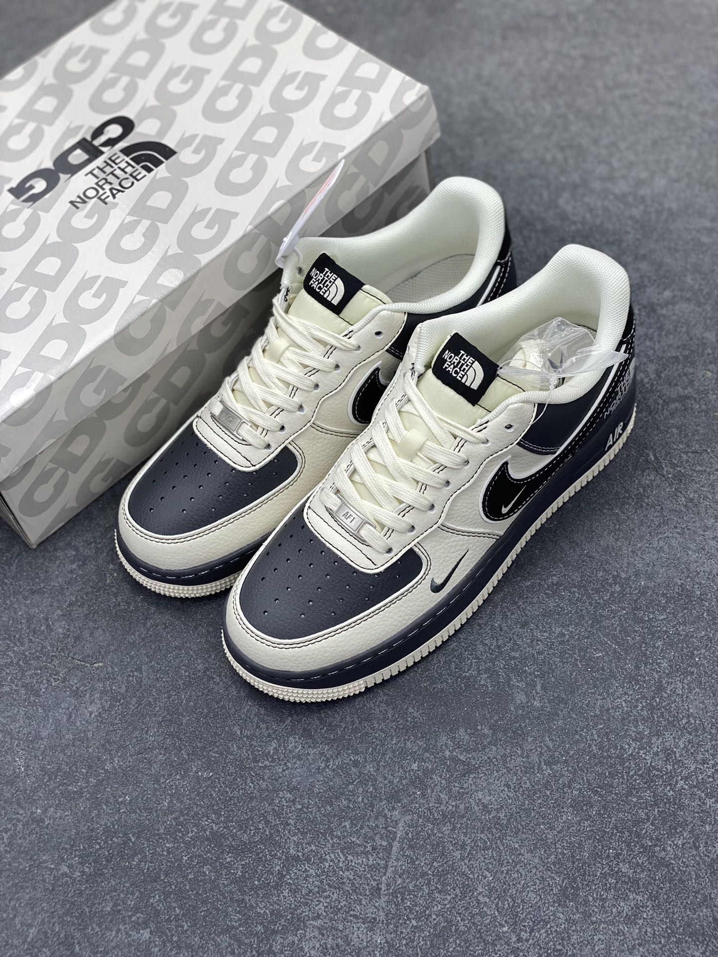 图片[8]-NIke Air Force 1 \’07 Low “北面联名–米黑中小勾”空军一号 低帮 运动鞋 休闲鞋 折边针车 工艺难度大 原楦头原纸板 原装鞋盒 定制五金配件 内置全掌气垫 原厂鞋底 货号：HD2258-003 尺码：36 36.5 37.5 38 38.5 39 40 40.5 41 42 42.5 43 44 44.5 45-选品中心