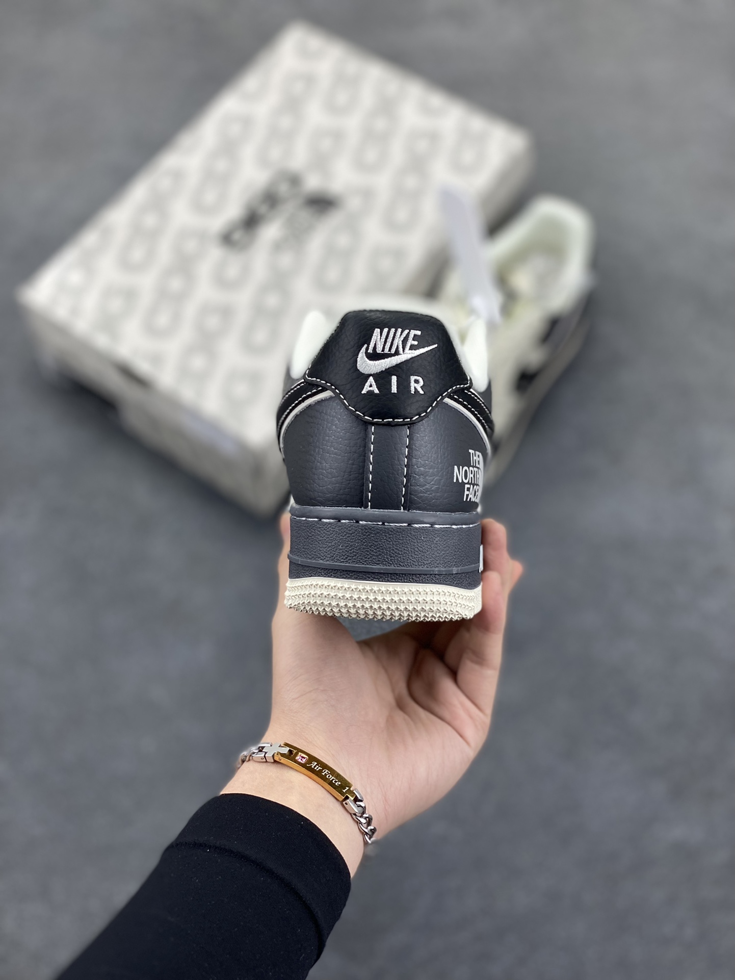 图片[4]-NIke Air Force 1 \’07 Low “北面联名–米黑中小勾”空军一号 低帮 运动鞋 休闲鞋 折边针车 工艺难度大 原楦头原纸板 原装鞋盒 定制五金配件 内置全掌气垫 原厂鞋底 货号：HD2258-003 尺码：36 36.5 37.5 38 38.5 39 40 40.5 41 42 42.5 43 44 44.5 45-选品中心