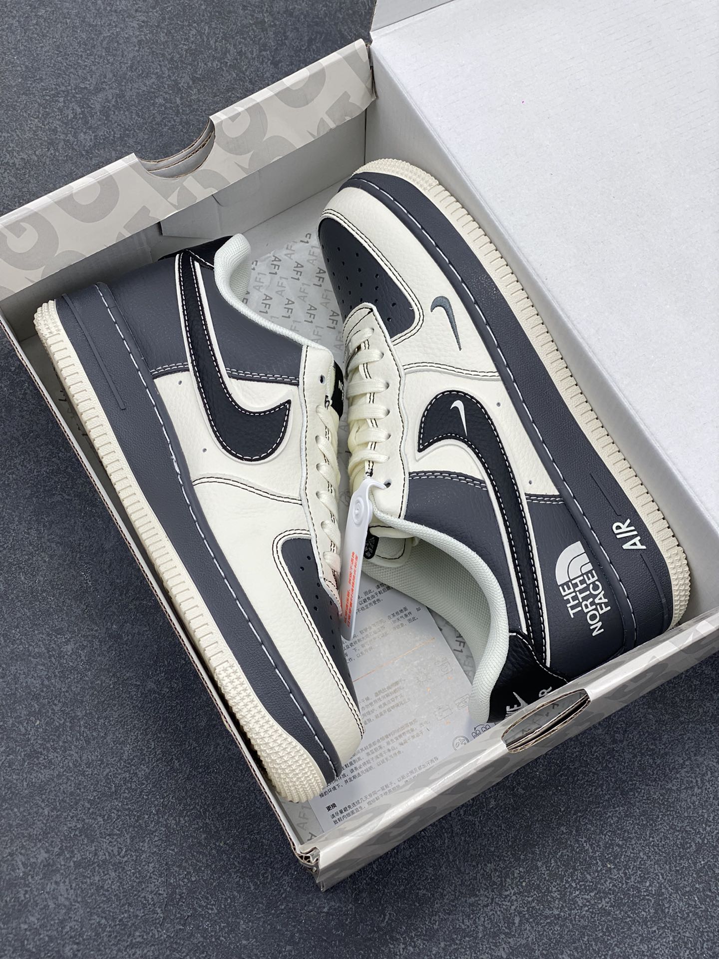 图片[9]-NIke Air Force 1 \’07 Low “北面联名–米黑中小勾”空军一号 低帮 运动鞋 休闲鞋 折边针车 工艺难度大 原楦头原纸板 原装鞋盒 定制五金配件 内置全掌气垫 原厂鞋底 货号：HD2258-003 尺码：36 36.5 37.5 38 38.5 39 40 40.5 41 42 42.5 43 44 44.5 45-选品中心