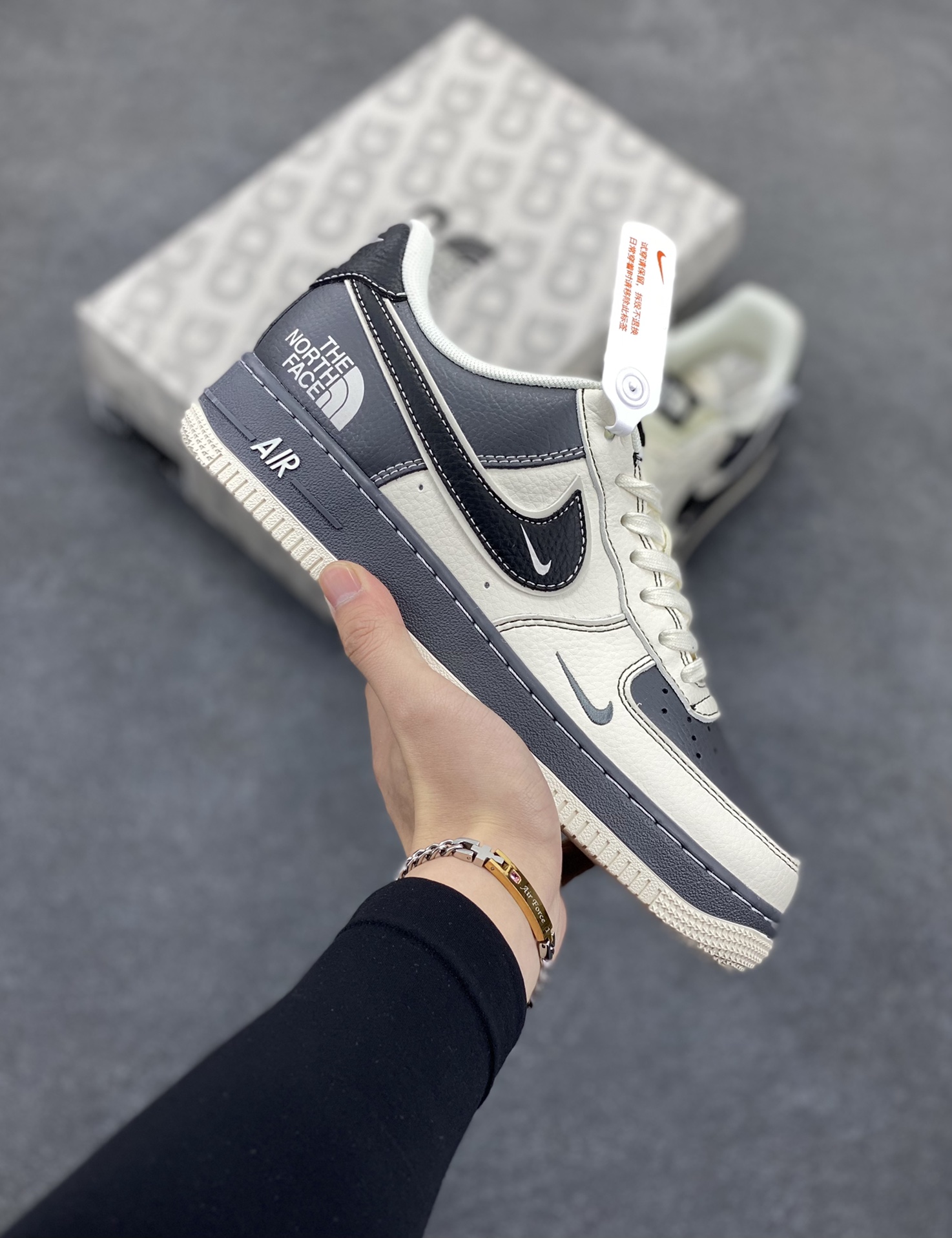 NIke Air Force 1 \’07 Low “北面联名–米黑中小勾”空军一号 低帮 运动鞋 休闲鞋 折边针车 工艺难度大 原楦头原纸板 原装鞋盒 定制五金配件 内置全掌气垫 原厂鞋底 货号:HD2258-003 尺码:36 36.5 37.5 38 38.5 39 40 40.5 41 42 42.5 43 44 44.5 45-选品中心