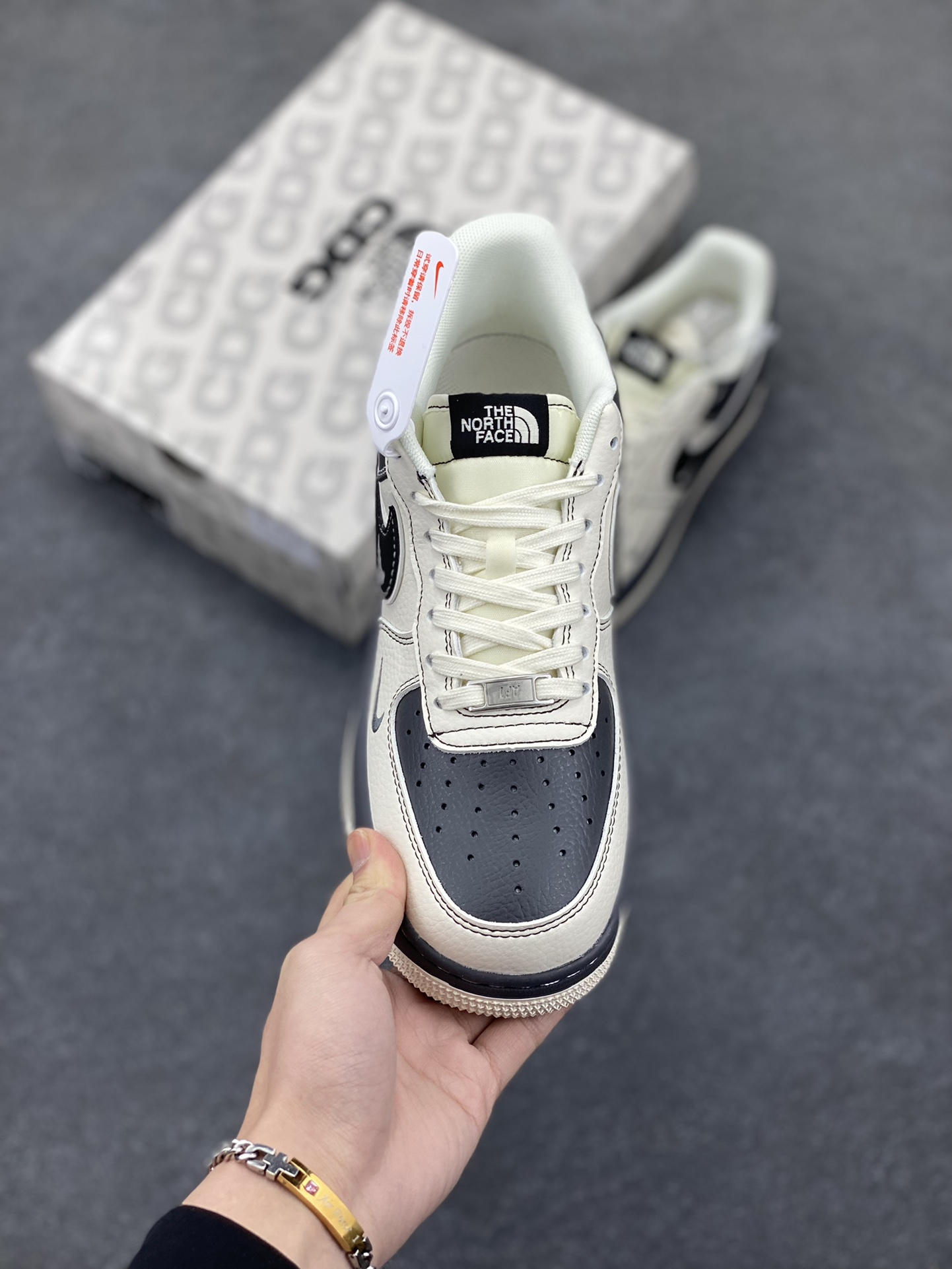 图片[2]-NIke Air Force 1 \’07 Low “北面联名–米黑中小勾”空军一号 低帮 运动鞋 休闲鞋 折边针车 工艺难度大 原楦头原纸板 原装鞋盒 定制五金配件 内置全掌气垫 原厂鞋底 货号：HD2258-003 尺码：36 36.5 37.5 38 38.5 39 40 40.5 41 42 42.5 43 44 44.5 45-选品中心
