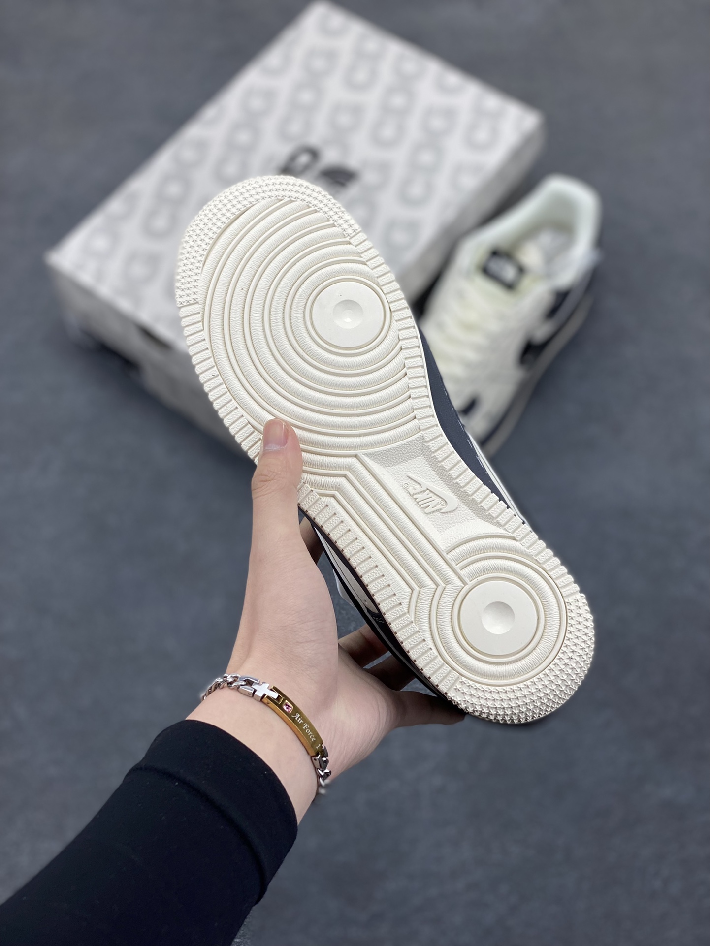 图片[5]-NIke Air Force 1 \’07 Low “北面联名–米黑中小勾”空军一号 低帮 运动鞋 休闲鞋 折边针车 工艺难度大 原楦头原纸板 原装鞋盒 定制五金配件 内置全掌气垫 原厂鞋底 货号：HD2258-003 尺码：36 36.5 37.5 38 38.5 39 40 40.5 41 42 42.5 43 44 44.5 45-选品中心