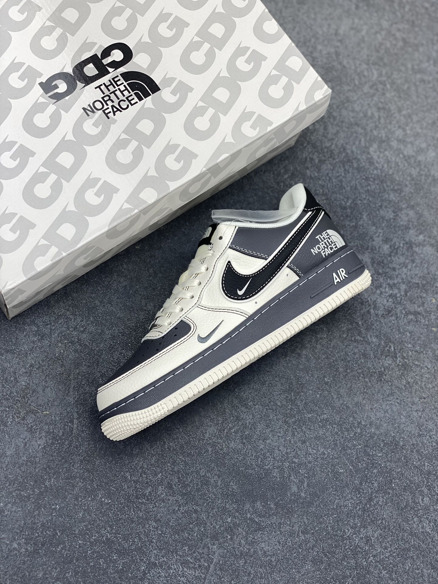 图片[7]-NIke Air Force 1 \’07 Low “北面联名–米黑中小勾”空军一号 低帮 运动鞋 休闲鞋 折边针车 工艺难度大 原楦头原纸板 原装鞋盒 定制五金配件 内置全掌气垫 原厂鞋底 货号：HD2258-003 尺码：36 36.5 37.5 38 38.5 39 40 40.5 41 42 42.5 43 44 44.5 45-选品中心