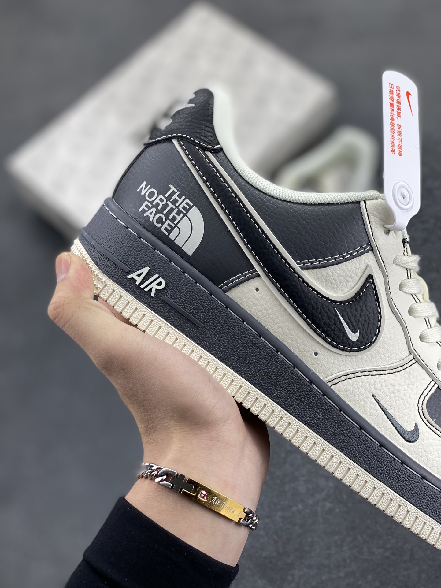 图片[6]-NIke Air Force 1 \’07 Low “北面联名–米黑中小勾”空军一号 低帮 运动鞋 休闲鞋 折边针车 工艺难度大 原楦头原纸板 原装鞋盒 定制五金配件 内置全掌气垫 原厂鞋底 货号：HD2258-003 尺码：36 36.5 37.5 38 38.5 39 40 40.5 41 42 42.5 43 44 44.5 45-选品中心