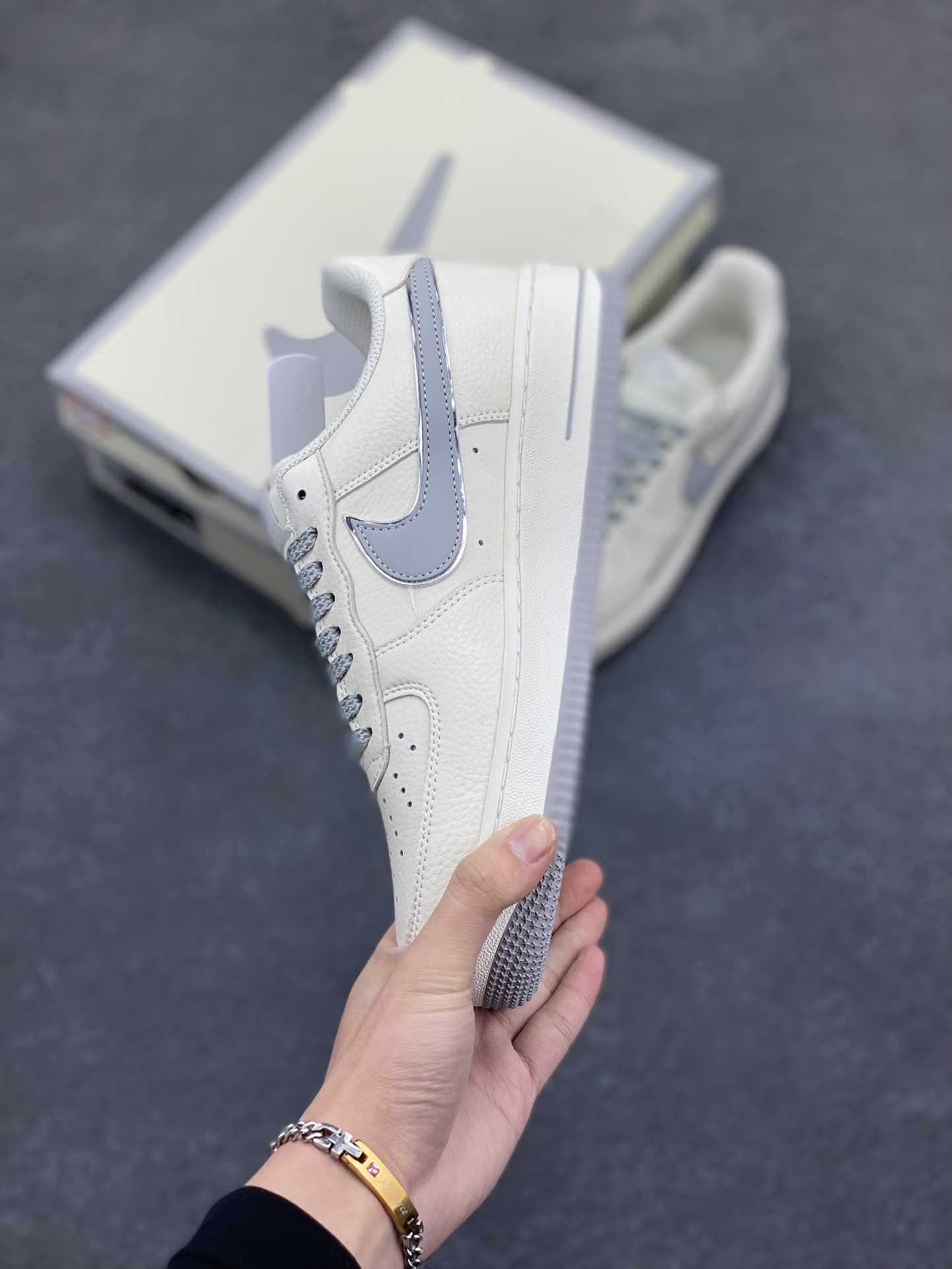 图片[3]-小红书爆款 官方定制  Nike Air Force 1 Low \’07 “ dream”白灰小勾低帮空军一号休闲板鞋 定制皮料 专属鞋盒 原楦原纸板 纯正空军版型 高清洁度 内置全掌气垫 货号： DR2024-106 尺码：36 36.5 37.5 38 38.5 39 40 40.5 41 42 42.5 43 44 44.5 45-选品中心
