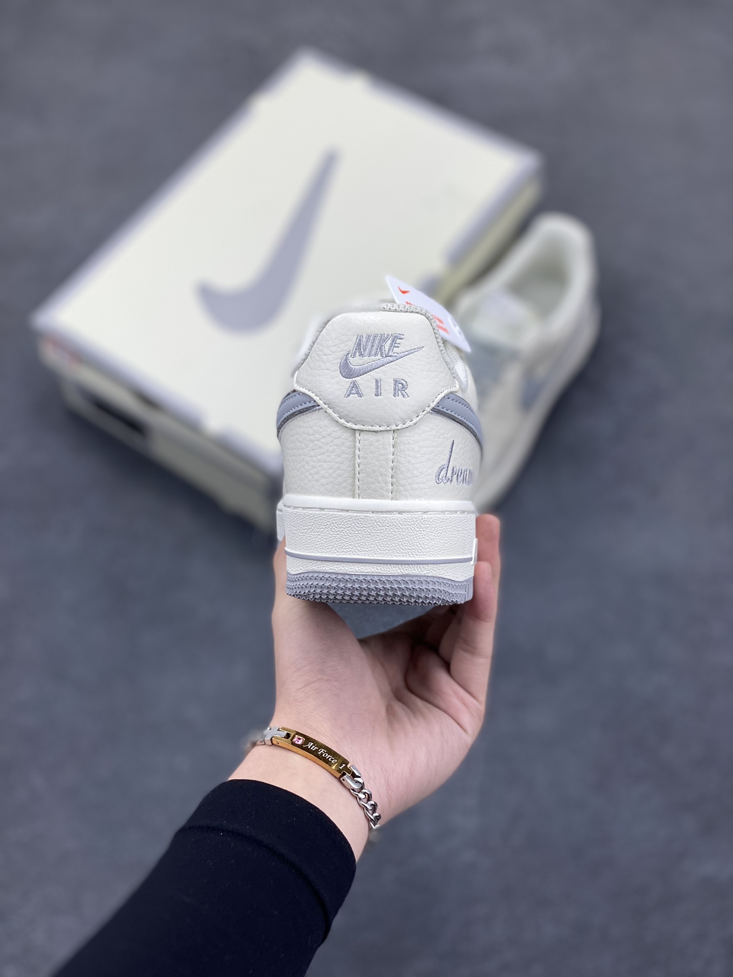 图片[4]-小红书爆款 官方定制  Nike Air Force 1 Low \’07 “ dream”白灰小勾低帮空军一号休闲板鞋 定制皮料 专属鞋盒 原楦原纸板 纯正空军版型 高清洁度 内置全掌气垫 货号： DR2024-106 尺码：36 36.5 37.5 38 38.5 39 40 40.5 41 42 42.5 43 44 44.5 45-选品中心