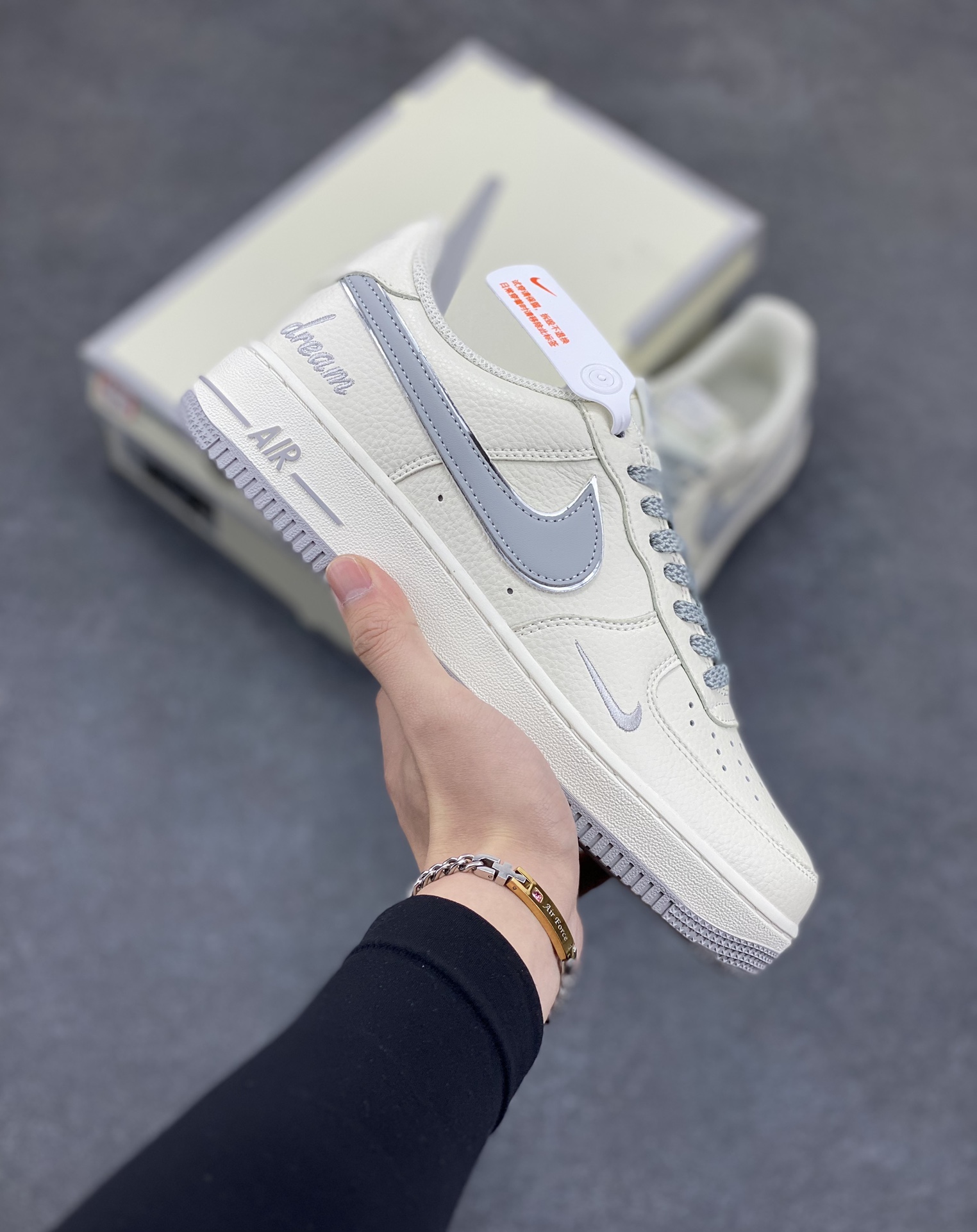 小红书爆款 官方定制  Nike Air Force 1 Low \'07 “ dream”白灰小勾低帮空军一号休闲板鞋 定制皮料 专属鞋盒 原楦原纸板 纯正空军版型 高清洁度 内置全掌气垫 货号： DR2024-106 尺码：36 36.5 37.5 38 38.5 39 40 40.5 41 42 42.5 43 44 44.5 45-选品中心
