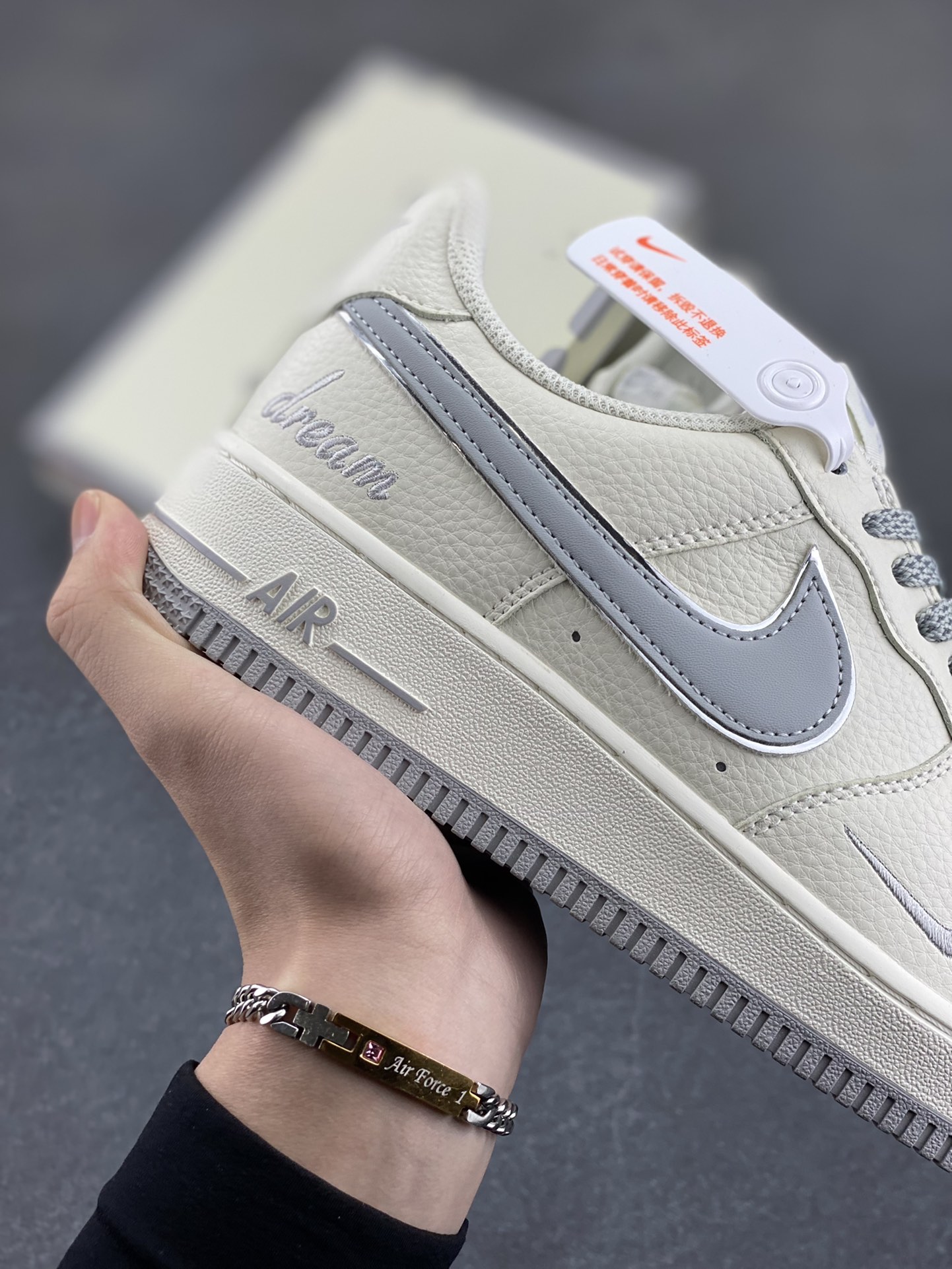 图片[6]-小红书爆款 官方定制  Nike Air Force 1 Low \’07 “ dream”白灰小勾低帮空军一号休闲板鞋 定制皮料 专属鞋盒 原楦原纸板 纯正空军版型 高清洁度 内置全掌气垫 货号： DR2024-106 尺码：36 36.5 37.5 38 38.5 39 40 40.5 41 42 42.5 43 44 44.5 45-选品中心