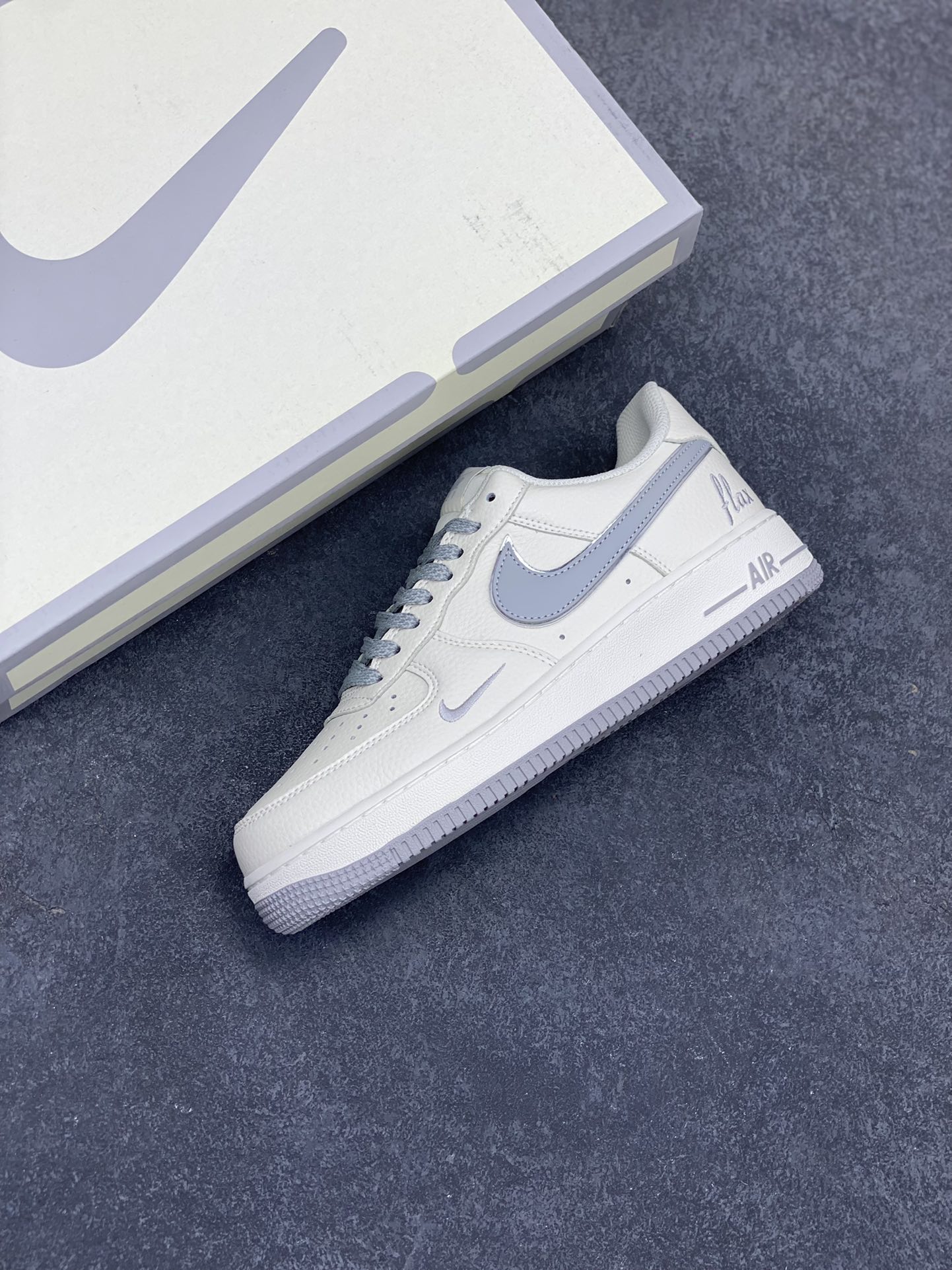 图片[7]-小红书爆款 官方定制  Nike Air Force 1 Low \’07 “ dream”白灰小勾低帮空军一号休闲板鞋 定制皮料 专属鞋盒 原楦原纸板 纯正空军版型 高清洁度 内置全掌气垫 货号： DR2024-106 尺码：36 36.5 37.5 38 38.5 39 40 40.5 41 42 42.5 43 44 44.5 45-选品中心