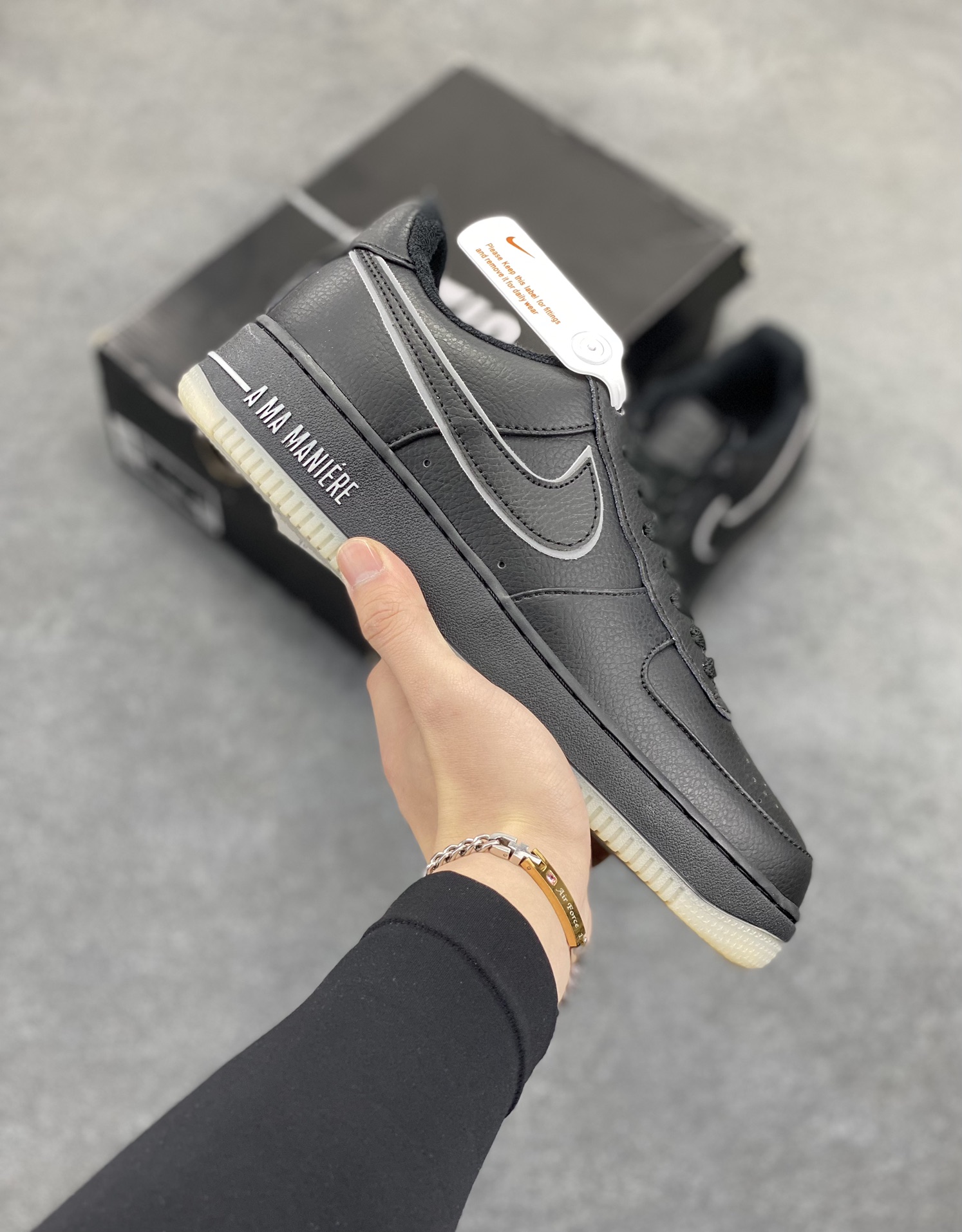 Nike Air Force 1 Low 空军一号低帮百搭休闲运动板鞋。柔软、弹性十足的缓震性能和出色的中底设计,横跨复古与现代的外型结合,造就出风靡全球三十多年的Force 1,直到今天还深受青睐。 货号:CW2288-001 尺码:36 36.5 37.5 38 38.5 39 40 40.5 41 42 42.5 43 44 44.5 45-选品中心