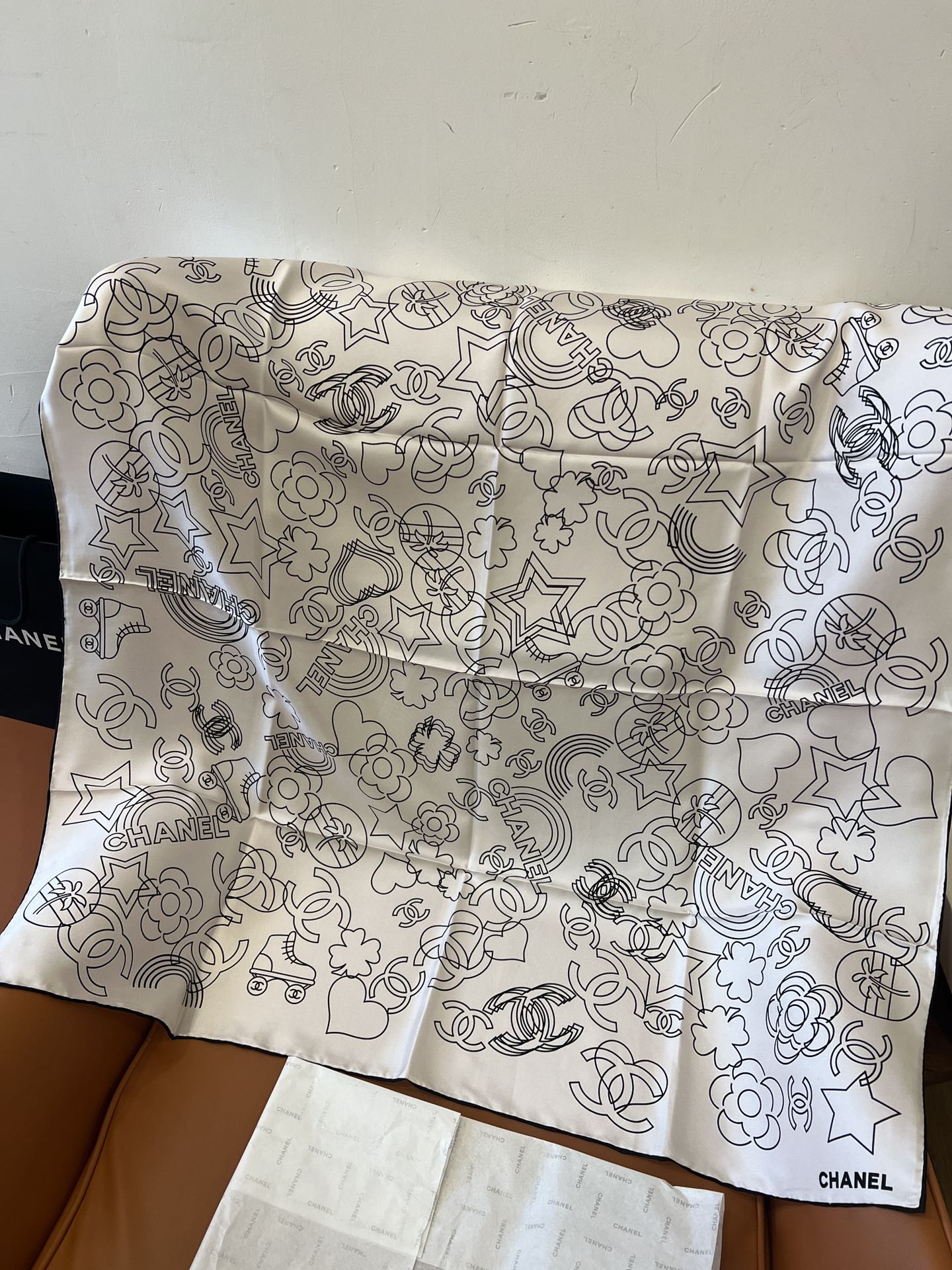 价格：（不含包装）
𝑪𝒉𝒂𝒏𝒆𝒍 • 24𝑨《Coco线条勾勒》白色
Size：90x90cm 100%