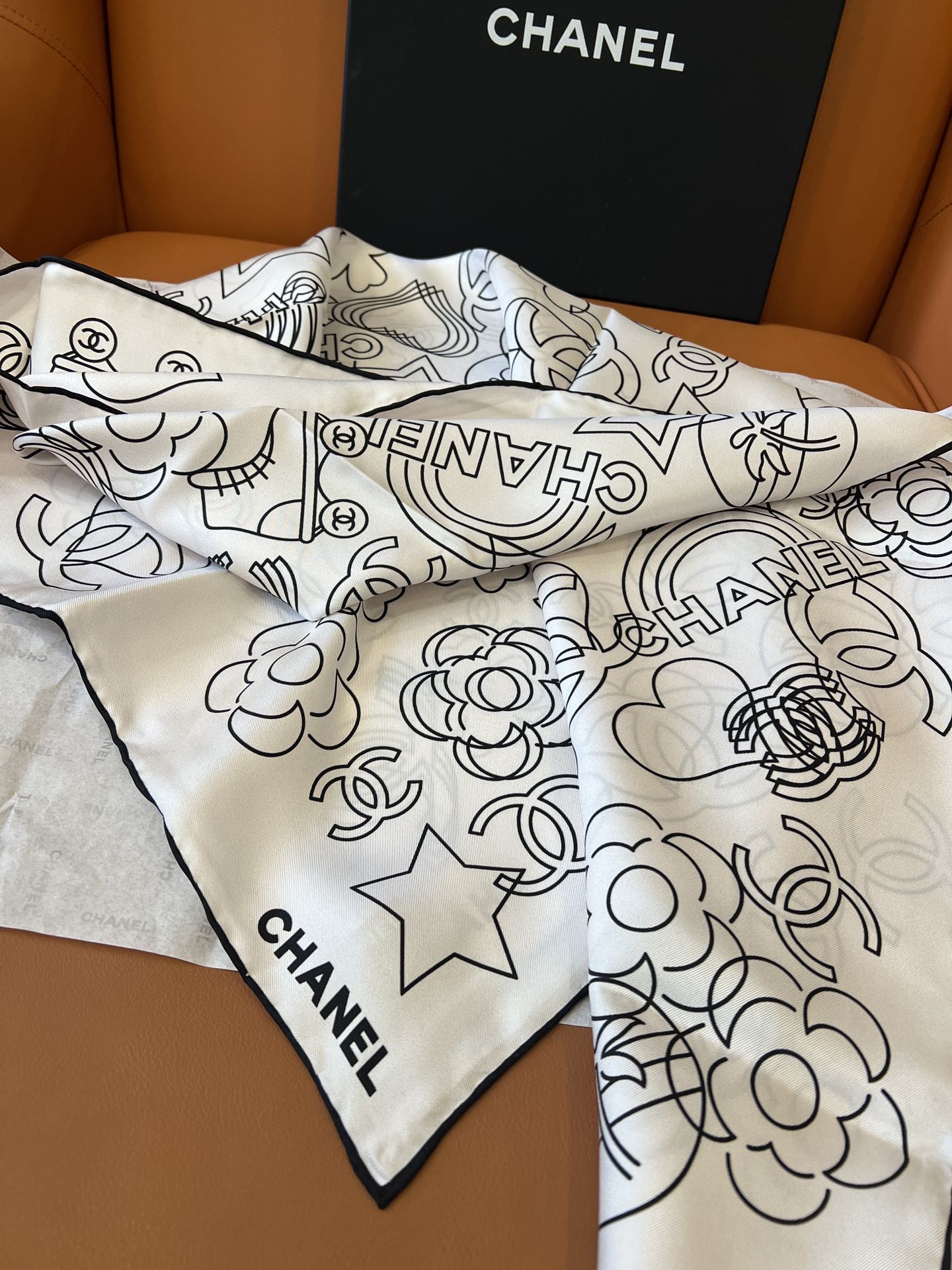 价格：（不含包装）
𝑪𝒉𝒂𝒏𝒆𝒍 • 24𝑨《Coco线条勾勒》白色
Size：90x90cm 100%