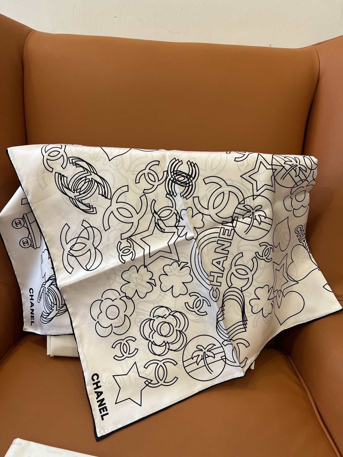 价格：（不含包装）
𝑪𝒉𝒂𝒏𝒆𝒍 • 24𝑨《Coco线条勾勒》白色
Size：90x90cm 100%