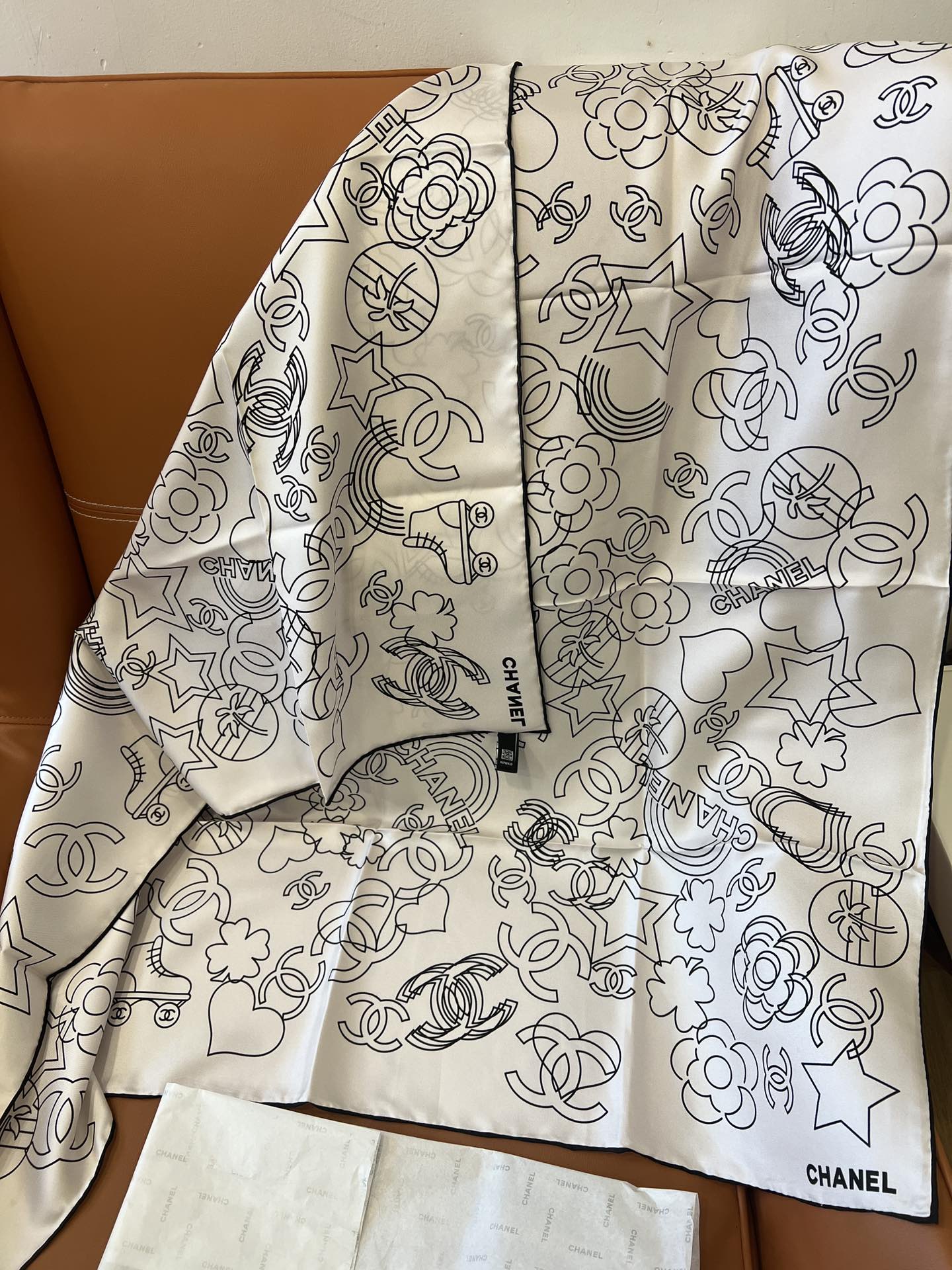 价格：（不含包装）
𝑪𝒉𝒂𝒏𝒆𝒍 • 24𝑨《Coco线条勾勒》白色
Size：90x90cm 100%