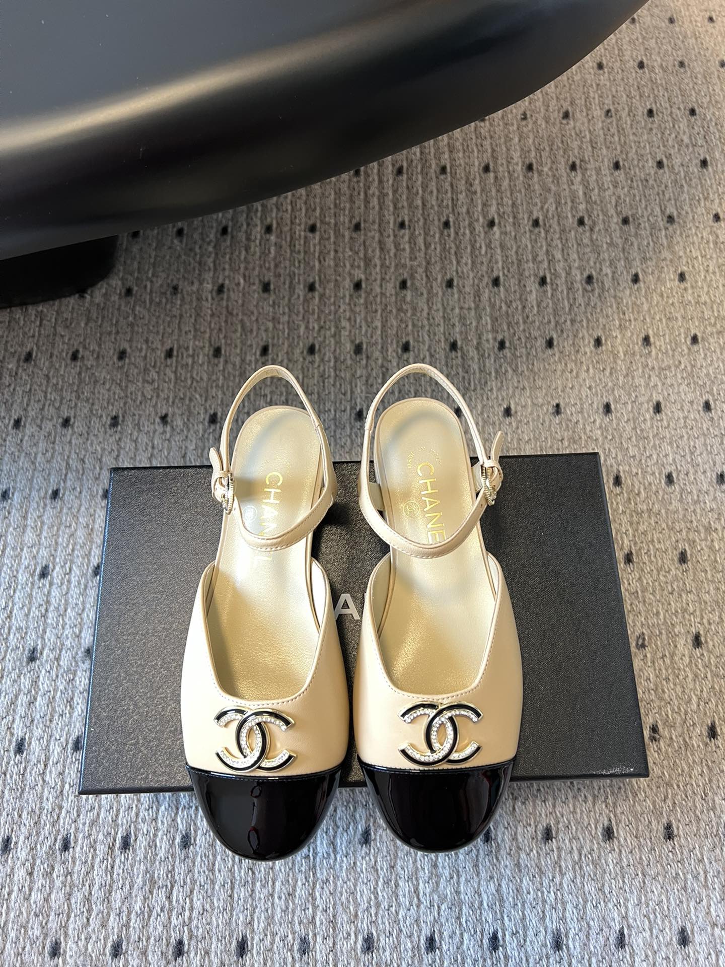 NO:226051,High-version Chanel ss25 new arrival~ Chanel spring and summer new double C pearl Mary Zhen Xiaoxiang's beautiful Mary Zhen sandals are extremely sweet, beautiful to the point of foul, round square head design, cute and cute~ Rhinestone/Pearl Logo, super online, it looks like a rich girl, I thought it looks good, I know how easy it is to wear it with my feet~ Customized lambskin upper, inner/foot-up sheepskin, soles Italian leather outsole, size 35-40 (40 custom made without return and exchange), sandals, chanel, chanel, sandals, mary jane, sheepskin, Leather soles19860909高版本 Chanel ss25 new arrival～ 香奈儿春夏新款双C珍珠玛丽珍 小香家绝美玛丽珍凉鞋 甜度爆表 美到犯规 圆方头设计 呆萌可爱～水钻/珍珠Logo 颜值超级在线 穿起来就是富家千金的即视感 本以为就是好看 上脚才更知道它有多好穿～ 鞋面定制小羊皮 内里/垫脚羊皮 鞋底意大利真皮大底 码数35-40（40定制不退换）,凉鞋,chanel,chanel,sandals,mary jane,sheepskin,Leather soles,Women's Shoes