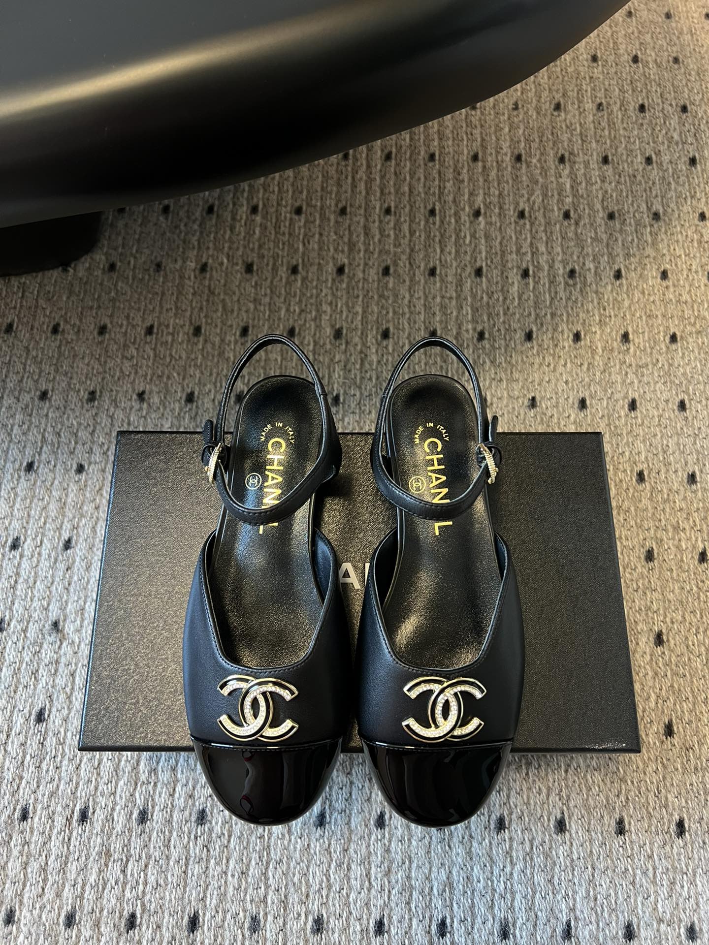 NO:780562,High version Chanel ss25 new arrival~ Chanel's new spring and summer double C pearl Mary Jane Xiaoxiangjia's beautiful Mary Jane sandals are so sweet that they are so beautiful that they have a round square toe design. They are cute and cute ~ rhinestone/pearl logo. The appearance is super online. When you wear it, you will feel like a wealthy daughter. I thought it looks good. Only when I put it on my feet do I know how easy it is to wear~ Customized lambskin upper, sheepskin lining/foot pad, Italian genuine leather outsole  Size 35-40 (40 customized, non-returnable), sandals, chanel, chanel, sandals, mary jane, sheepskin, Leather soles19860909高版本 Chanel ss25 new arrival～ 香奈儿春夏新款双C珍珠玛丽珍 小香家绝美玛丽珍凉鞋 甜度爆表 美到犯规 圆方头设计 呆萌可爱～水钻/珍珠Logo 颜值超级在线 穿起来就是富家千金的即视感 本以为就是好看 上脚才更知道它有多好穿～ 鞋面定制小羊皮 内里/垫脚羊皮 鞋底意大利真皮大底 码数35-40（40定制不退换）,凉鞋,chanel,chanel,sandals,mary jane,sheepskin,Leather soles,Women's Shoes