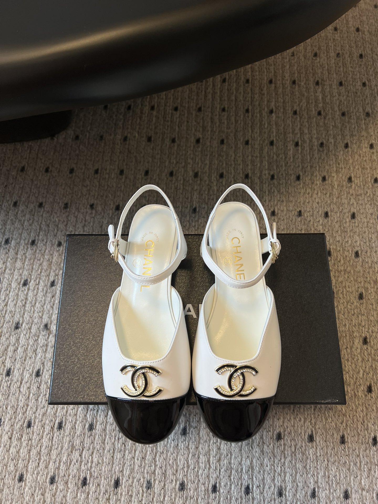 NO:226056,High-version Chanel ss25 new arrival~ Chanel spring and summer new double C pearl Mary Zhen Xiaoxiang's beautiful Mary Zhen sandals are extremely sweet, beautiful to the point of foul, round square head design, cute and cute~ Rhinestone/Pearl Logo, super online, it looks like a rich girl, I thought it looks good, I know how easy it is to wear it with my feet~ Customized lambskin upper, inner/foot-up sheepskin, soles Italian leather outsole, size 35-40 (40 custom made without return and exchange), sandals, chanel, chanel, sandals, mary jane, sheepskin, Leather soles19860909高版本 Chanel ss25 new arrival～ 香奈儿春夏新款双C珍珠玛丽珍 小香家绝美玛丽珍凉鞋 甜度爆表 美到犯规 圆方头设计 呆萌可爱～水钻/珍珠Logo 颜值超级在线 穿起来就是富家千金的即视感 本以为就是好看 上脚才更知道它有多好穿～ 鞋面定制小羊皮 内里/垫脚羊皮 鞋底意大利真皮大底 码数35-40（40定制不退换）,凉鞋,chanel,chanel,sandals,mary jane,sheepskin,Leather soles,Women's Shoes