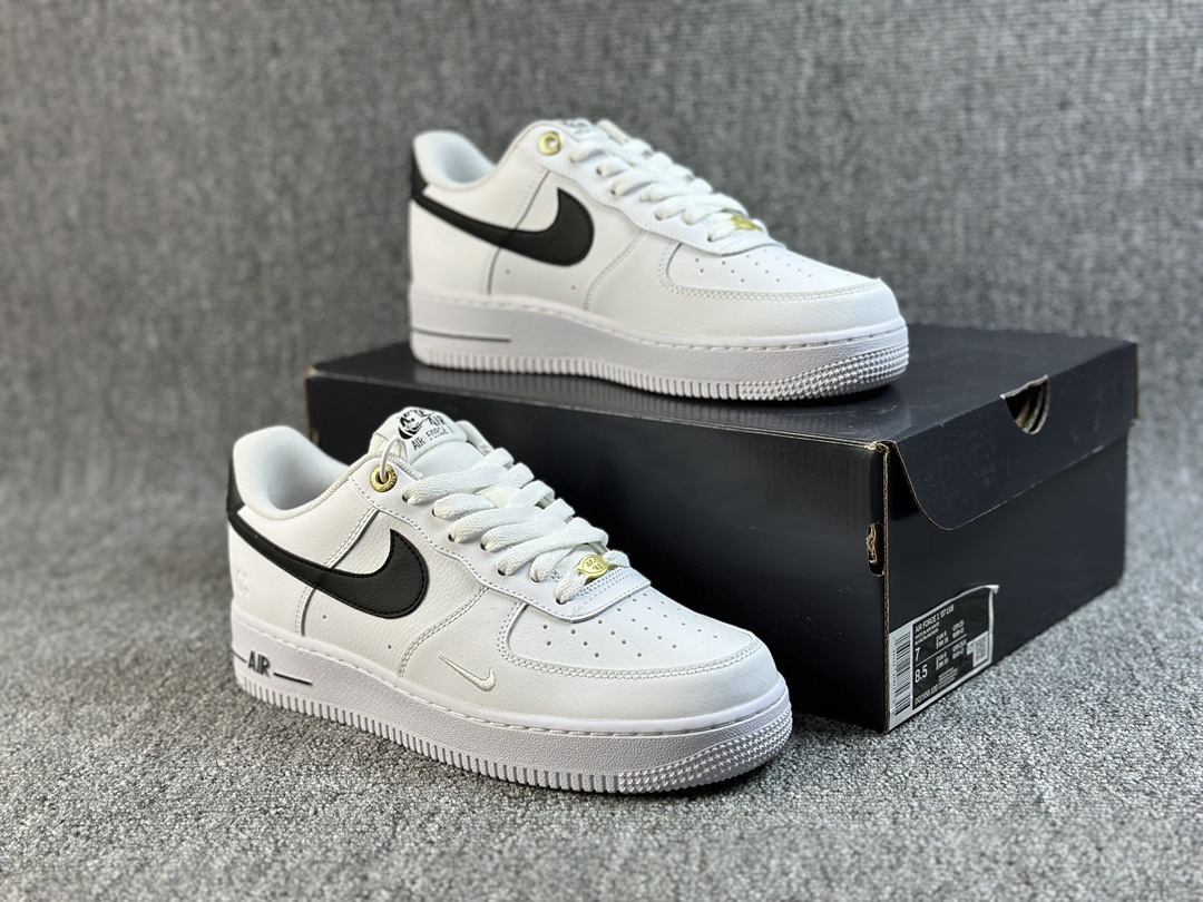 纯原福利  手慢无💥💥
👊品质不变💯 原本地240版本
Nike Air Force 1 Low 40周年白黑 空军一号低帮运动休闲板鞋 原楦头原纸板 打造纯正空军版型 专注外贸渠道 全掌内置蜂窝气垫 原盒配件 原厂中底钢印、拉帮完美   
货号：DQ7658-100
尺码：36 36.5 37.5 38 38.5 39 40 40.5 41 42 42.5 43 44 44.5 45