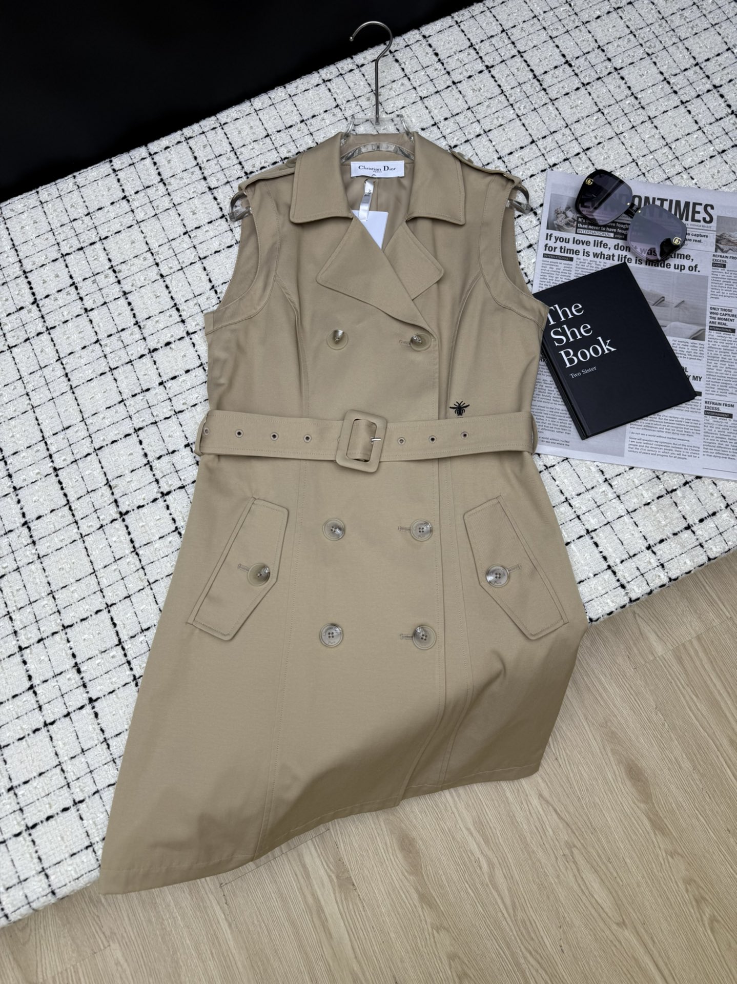 NO:416852,Dio*25 new style vest dress with a super textured aura. Recommended vest skirt for fashionable matching. You can be worn as a dress or as a vest jacket. V-neck lapel design. Slim fit style. Embroidered logo belt. Full of high-end feel. From tailoring to workmanship, it is impeccable. SML, dior, skirts, jackets & coats, alexander wang.19860909Dio*25新款 自带气场超显质感的马甲式连衣裙 时髦搭配推荐的马甲裙 可以当连衣裙穿或者当马甲外套搭配 V领翻领设计 修身版型 刺绣logo腰带 高级感满满 从剪裁到做工都无可挑剔 一色SML,,dior,skirts,jackets & coats,alexander wang,Women's clothing