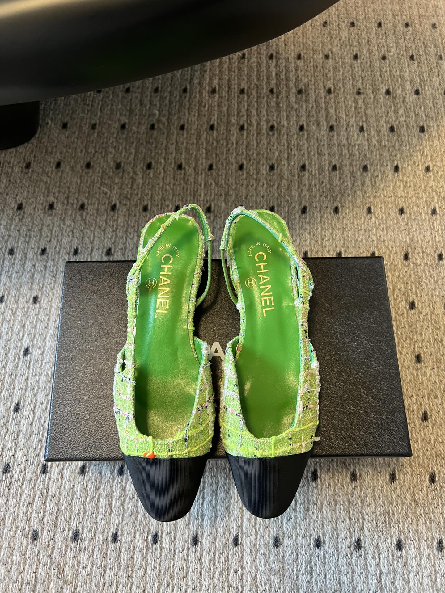 NO:225729,Purchase grade Chane* 24/ New color of classic ballet single shoes Original 1:1 cut Chanel Chanel 100 years of classic round-toed ballet shoes Not many good quality, truly making it easy to enter and exit the counter without pressure. Regardless of last shape, leather selection, and manufacturing technology, they are genuine craftsmanship, very exquisite. Fabric imported mixed-bred sheepskin from Italy, imported sheepskin from the inner lining (sweat absorbing soft) Sole Italian special A-grade genuine leather sole (non-market ordinary thin sole) Size35-41 (customized for 40.41) Flat high-heeled single shoes, ballet shoes, chanel, chanel, sheepskin19860909代购级 Chane* 24/ 经典芭蕾舞单鞋新色 原版1:1切割而成 Chanel香奈儿万年经典 圆头芭蕾舞鞋 好品质不多 真正做到随便进出专柜无压力 无论楦型、皮料选择、制造工艺都是正品工艺,十分考究. 面料意大利进口混种羊皮 内里进口绵羊皮（吸汗柔软） 鞋底意大利特A级真皮底（非市场普通薄底） Size35-41（40.41定做） 平底高跟单鞋,芭蕾舞鞋,chanel,chanel,sheepskin,Women's Shoes