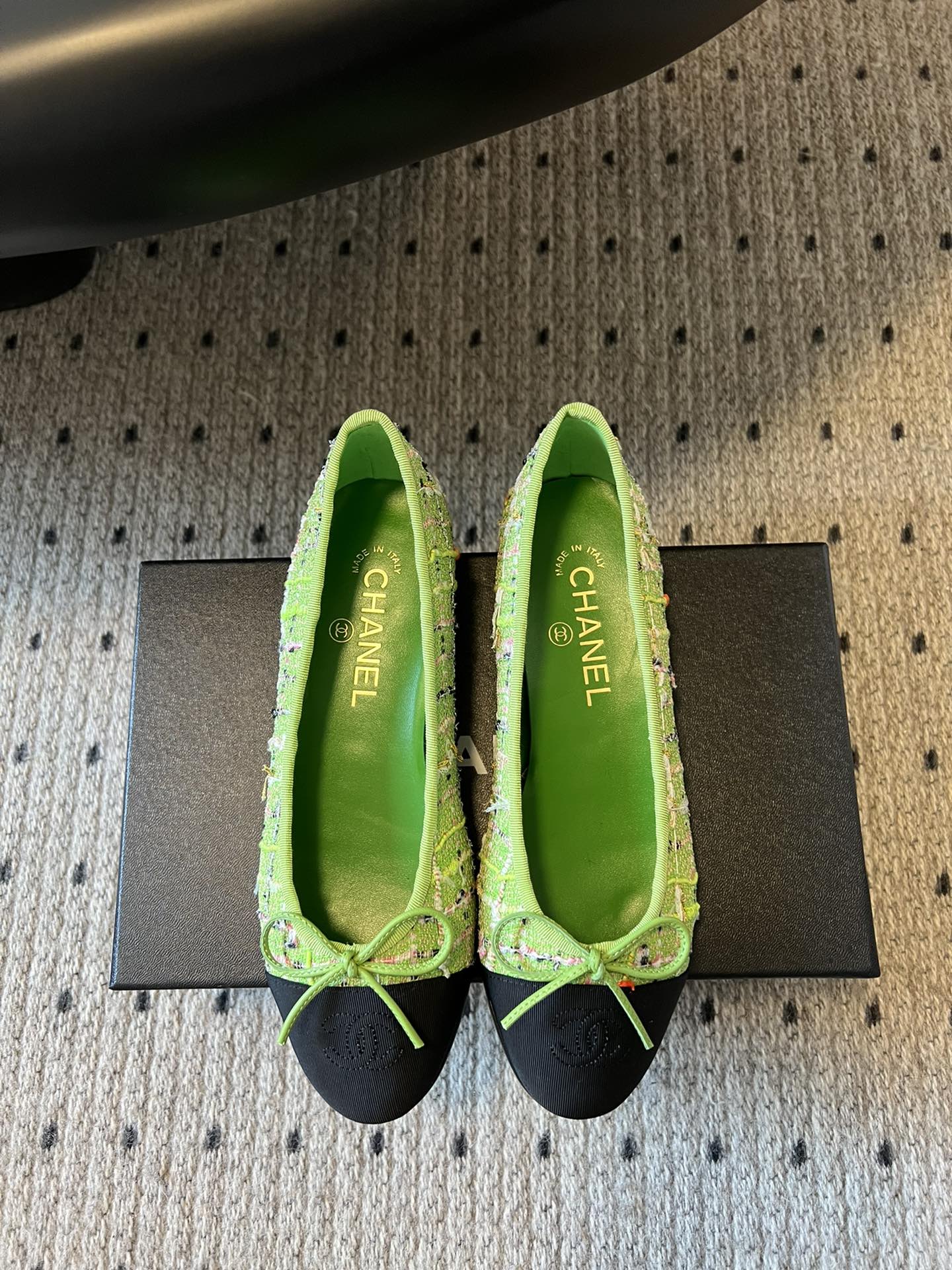 NO:225734,Purchase grade Chane* 24/ New color of classic ballet single shoes Original 1:1 cut Chanel Chanel 100 years of classic round-toed ballet shoes Not many good quality, truly making it easy to enter and exit the counter without pressure. Regardless of last shape, leather selection, and manufacturing technology, they are genuine craftsmanship, very exquisite. Fabric imported mixed-bred sheepskin from Italy, imported sheepskin from the inner lining (sweat absorbing soft) Sole Italian special A-grade genuine leather sole (non-market ordinary thin sole) Size35-41 (customized for 40.41) Flat sole. High-heeled single shoes, ballet shoes, chanel, chanel, sheepskin19860909代购级 Chane* 24/ 经典芭蕾舞单鞋新色 原版1:1切割而成 Chanel香奈儿万年经典 圆头芭蕾舞鞋 好品质不多 真正做到随便进出专柜无压力 无论楦型、皮料选择、制造工艺都是正品工艺,十分考究. 面料意大利进口混种羊皮 内里进口绵羊皮（吸汗柔软） 鞋底意大利特A级真皮底（非市场普通薄底） Size35-41（40.41定做） 平底.高跟单鞋,芭蕾舞鞋,chanel,chanel,sheepskin,Women's Shoes