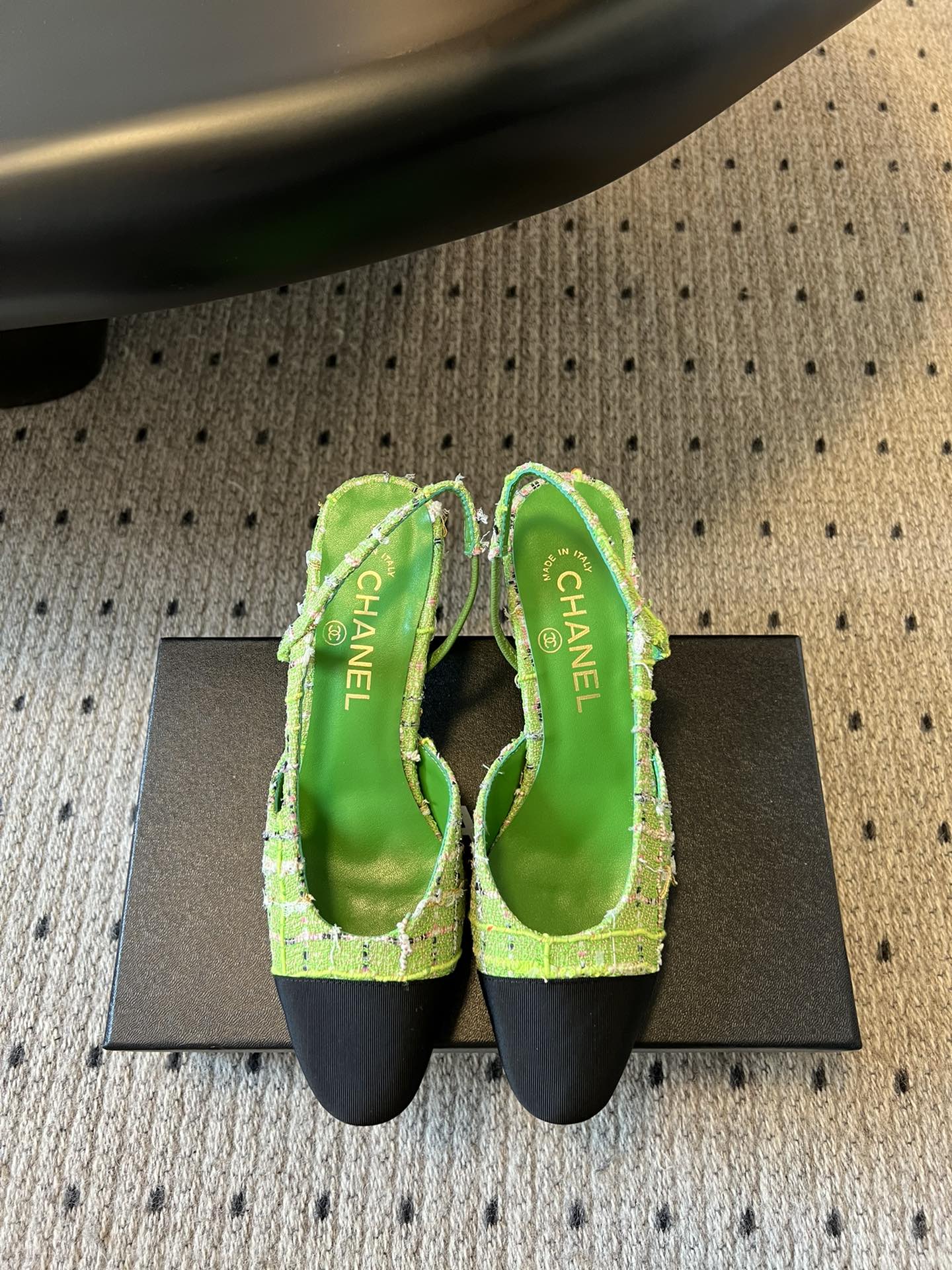 NO:225769,Purchase grade Chane* 24/ New color of classic ballet single shoes Original 1:1 cut Chanel Chanel 100 years of classic round-toed ballet shoes Not many good quality, truly making it easy to enter and exit the counter without pressure. Regardless of last shape, leather selection, and manufacturing technology, they are genuine craftsmanship, very exquisite. Fabric imported mixed-bred sheepskin from Italy, imported sheepskin from the inner lining (sweat absorbing soft) Sole Italian special A-grade genuine leather sole (non-market ordinary thin sole) Size35-41 (customized for 40.41) Flat high heels, single shoes, ballet shoes, chanel, chanel, sheepskin19860909代购级 Chane* 24/ 经典芭蕾舞单鞋新色 原版1:1切割而成 Chanel香奈儿万年经典 圆头芭蕾舞鞋 好品质不多 真正做到随便进出专柜无压力 无论楦型、皮料选择、制造工艺都是正品工艺,十分考究. 面料意大利进口混种羊皮 内里进口绵羊皮（吸汗柔软） 鞋底意大利特A级真皮底（非市场普通薄底） Size35-41（40.41定做） 平底高跟,单鞋,芭蕾舞鞋,chanel,chanel,sheepskin,Women's Shoes