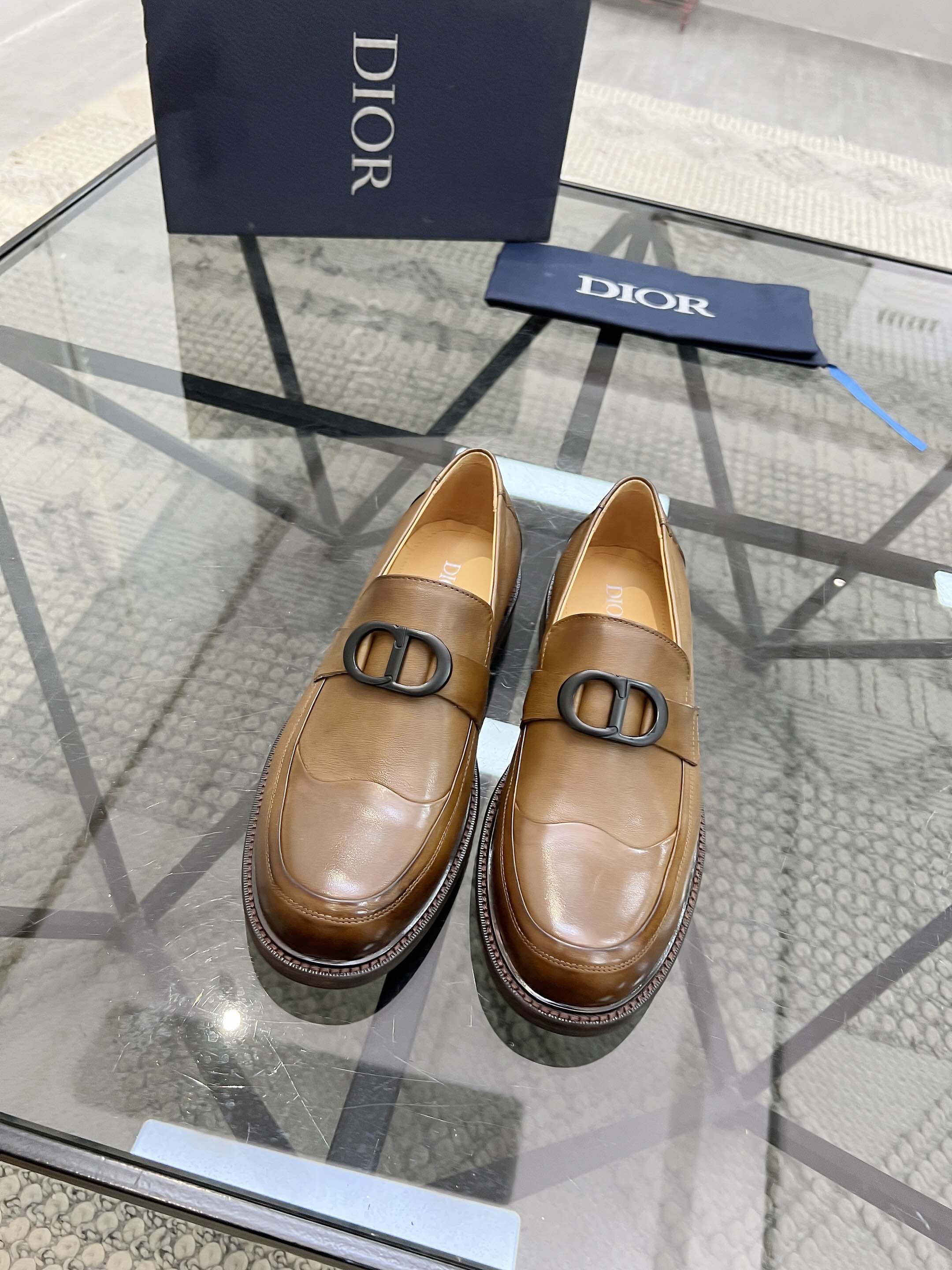 NO:222866,Brand Dior color original color matching, code number 39-44 customized 38.45 Price Material Dior casual leather shoes, the same style as the counter is the preferred top layer cowhide head layer cowhide inner cowhide foot pad style atmospheric feet, perfect streamlined high-quality workmanship 1:1 accurate reproduction, pure handmade to create a comfortable wearing experience new style Original rubber outsole, Dior leather shoes, dior, dior, cowhide19860909品牌Dior 颜色原版配色 码数39-44定做38.45 价格 材质迪奥休闲皮鞋 专柜同款优选头层牛皮头层牛皮内里牛皮垫脚版型大气上脚超有气质完美的流线高品质做工1:1精准复刻 纯手工打造舒适的穿着体验新款 原版橡胶大底,Dior皮鞋,dior,dior,cowhide,Men's shoes