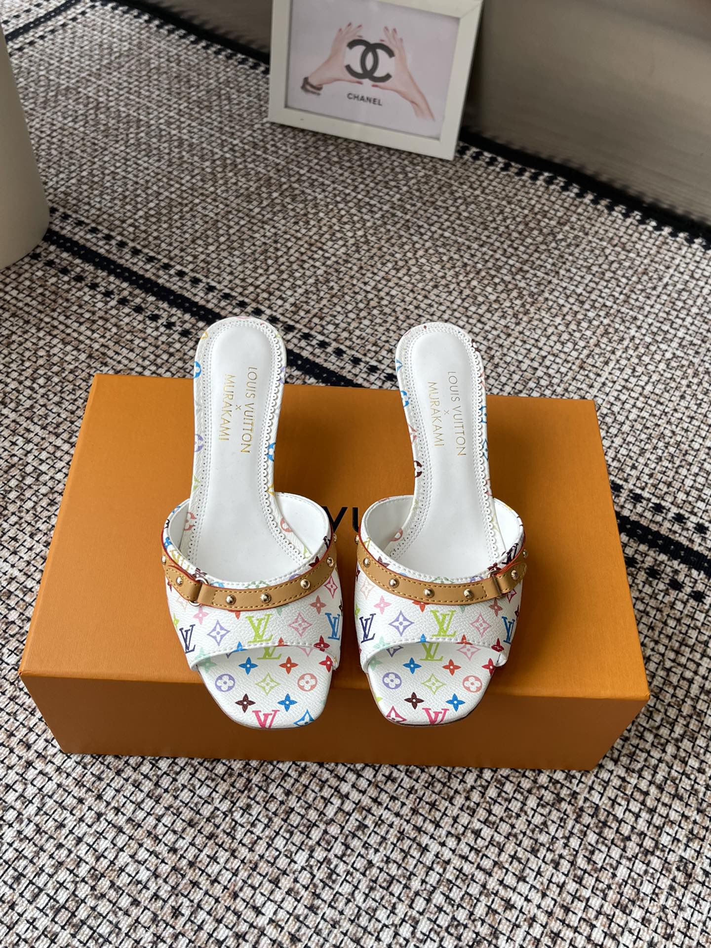 NO:232062,Louis vuitton co-branded Murakami 25ss new arrival~ Spring and summer tannin cat heels flat slippers The just-made kitten heel is sexy and comfortable, full of the full emotional value that beautiful summer shoes can give. The sandals are also very well-behaved and beautiful!  Upper Original open mold denim/imported cowhide sheepskin lining genuine leather outsole size 35-41 (40 41 custom made), slippers, louis vuitton, sandals, slippers, cowhide, sheepskin, Leather soles19860909Louis vuitton 联名 Murakami 25ss new arrival～ 春夏单宁猫跟 平底 拖鞋 刚刚好的小猫跟,性感舒适,拉满了夏日美鞋能给的满分情绪价值 凉鞋的造型也很乖巧好看呀！ 鞋面 原版开模牛仔布/进口牛皮 羊皮内里 真皮大底 码数35-41（40 41定做）,拖鞋,louis vuitton,sandals,slippers,cowhide,sheepskin,Leather soles,Women's Shoes