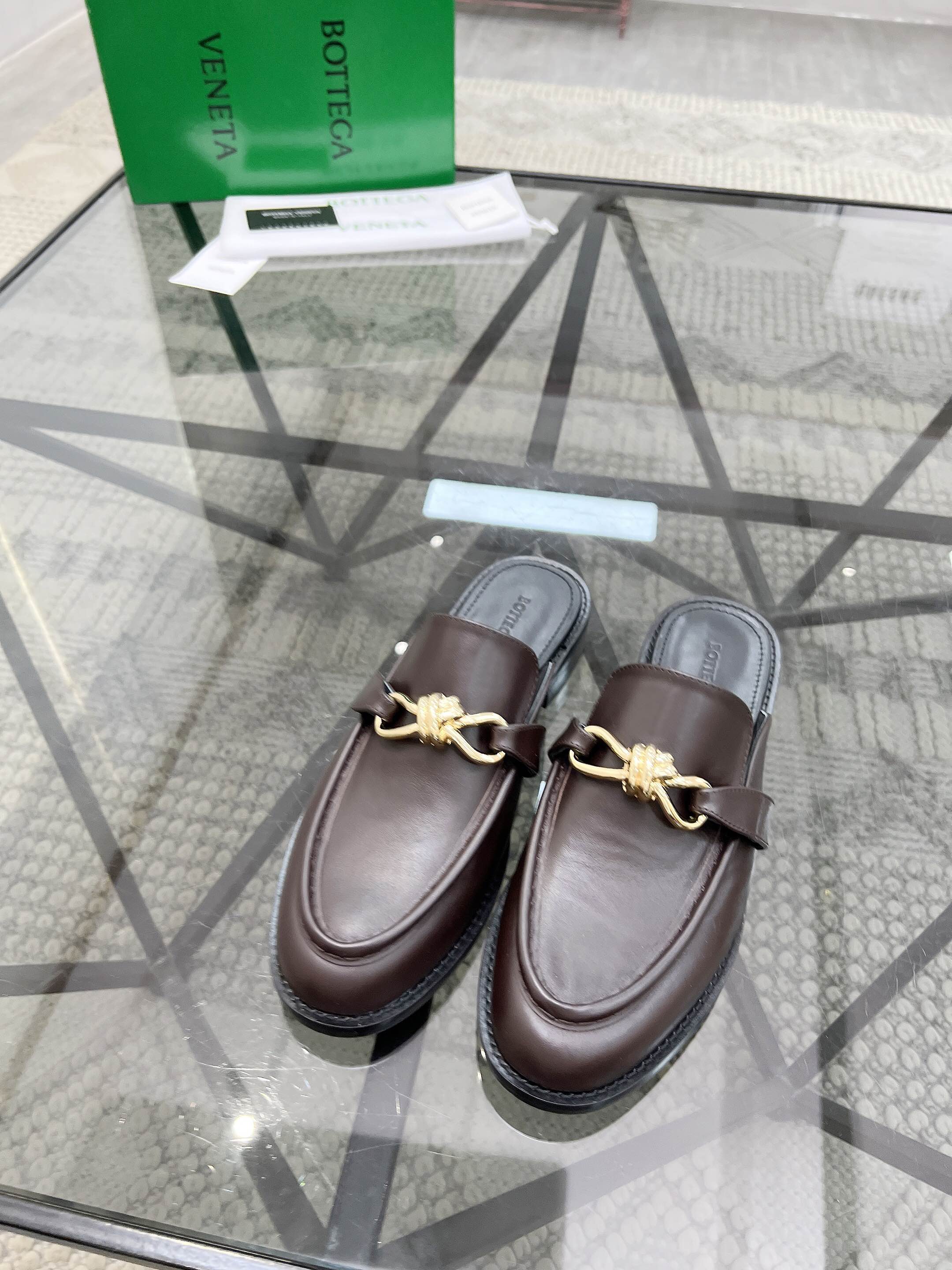 NO:221859,Brand BOTTEGA VENETA color original color matching 35-44 couples price Material BOTTEGA 2025 new style casual semi-mopping shoes!  Quality, please see the details, classic simple design, rigorous workmanship and fine upper imported cowhide, create a fashionable headline cowhide inner foot, fashionable and atmospheric original genuine leather sole, high quality, worth owning, BV leather shoes, bottega veneta, bottega veneta, cowhide, Leather soles19860909品牌BOTTEGA VENETA 颜色原版配色 码数35-44情侣款 价格 材质宝缇嘉2025新款 休闲 半拖 鞋！质量请看细节经典简约设计做工严谨精细鞋面进口牛皮制作打造出时尚头条牛皮内里上脚时尚大气原版 真皮大底 高品质 值得拥有,BV皮鞋,bottega veneta,bottega veneta,cowhide,Leather soles,Men's shoes