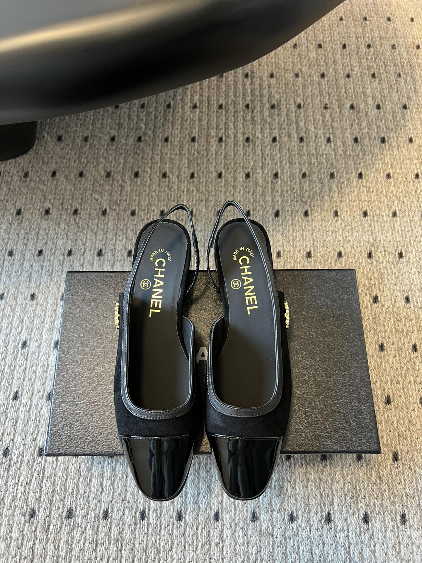 NO:225773,Purchase grade Chane* 24/ New color of classic ballet single shoes Original 1:1 cut Chanel Chanel 100 years of classic round-toed ballet shoes Not many good quality, truly making it easy to enter and exit the counter without pressure. Regardless of last shape, leather selection, and manufacturing technology, they are genuine craftsmanship, very exquisite. Fabric imported mixed-bred sheepskin from Italy, imported sheepskin from the inner lining (sweat absorbing soft) Sole Italian special A-grade genuine leather sole (non-market ordinary thin sole) Size35-41 (customized for 40.41), ballet shoes, chanel, chanel, sheepskin19860909代购级 Chane* 24/ 经典芭蕾舞单鞋新色 原版1:1切割而成 Chanel香奈儿万年经典 圆头芭蕾舞鞋 好品质不多 真正做到随便进出专柜无压力 无论楦型、皮料选择、制造工艺都是正品工艺,十分考究. 面料意大利进口混种羊皮 内里进口绵羊皮（吸汗柔软） 鞋底意大利特A级真皮底（非市场普通薄底） Size35-41（40.41定做）,芭蕾舞鞋,chanel,chanel,sheepskin,Women's Shoes