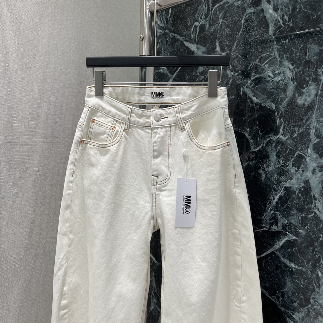 
MM6 2025夏季新款 漏腰弯刀牛仔裤  漏腰设计真的超绝 上身时髦又高级宽松版型能遮肉肉能够巧妙的