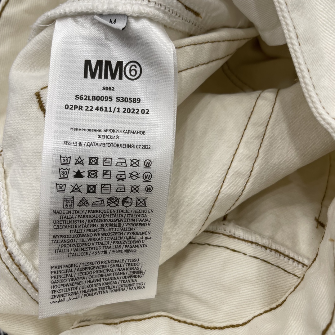
MM6 2025夏季新款 漏腰弯刀牛仔裤  漏腰设计真的超绝 上身时髦又高级宽松版型能遮肉肉能够巧妙的